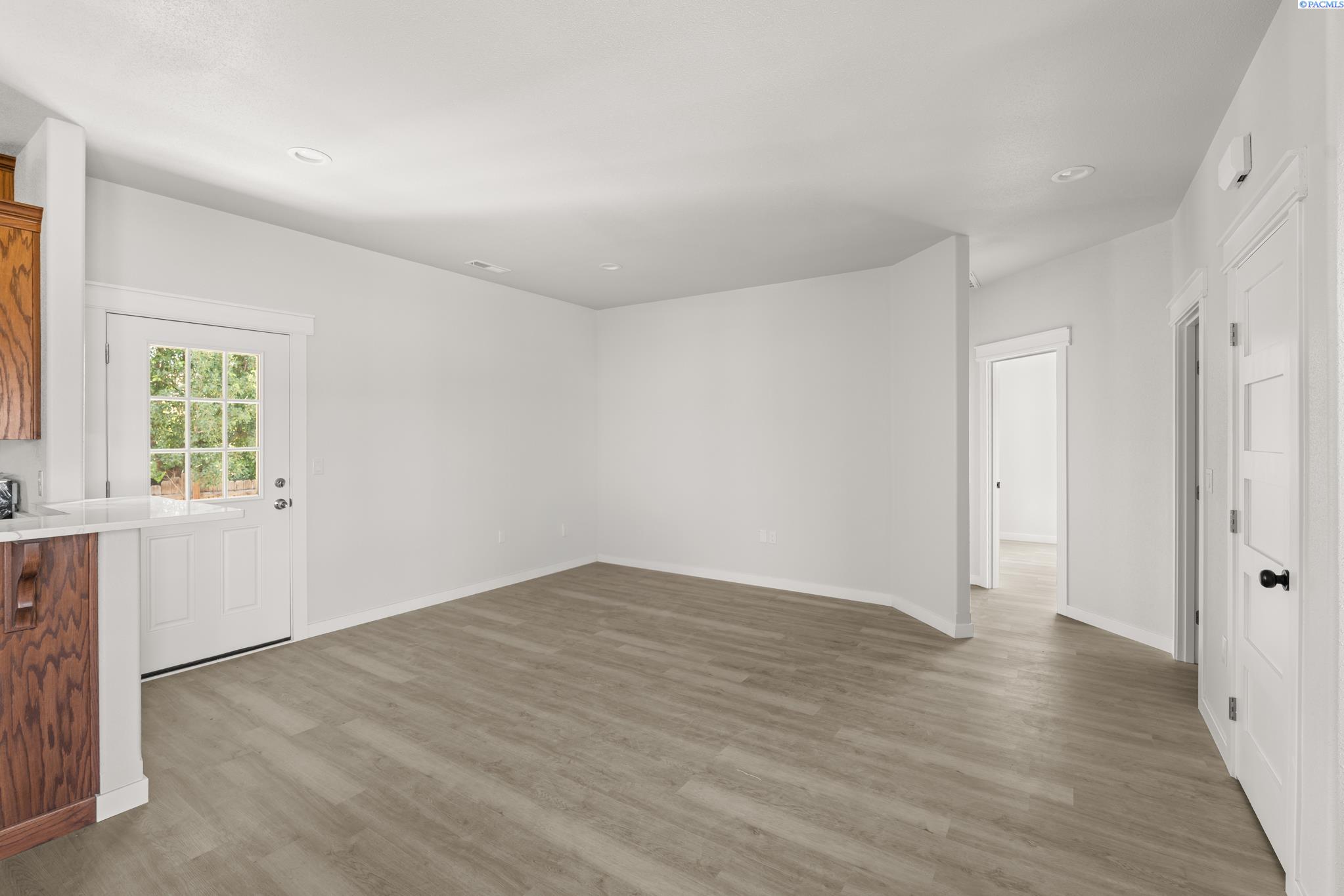 Photo 4 of Single family home for sale at 304 Victoria St, Sunnyside, WA 98944 | MLS# PAC295513 | Listing updated on 2026-10-10