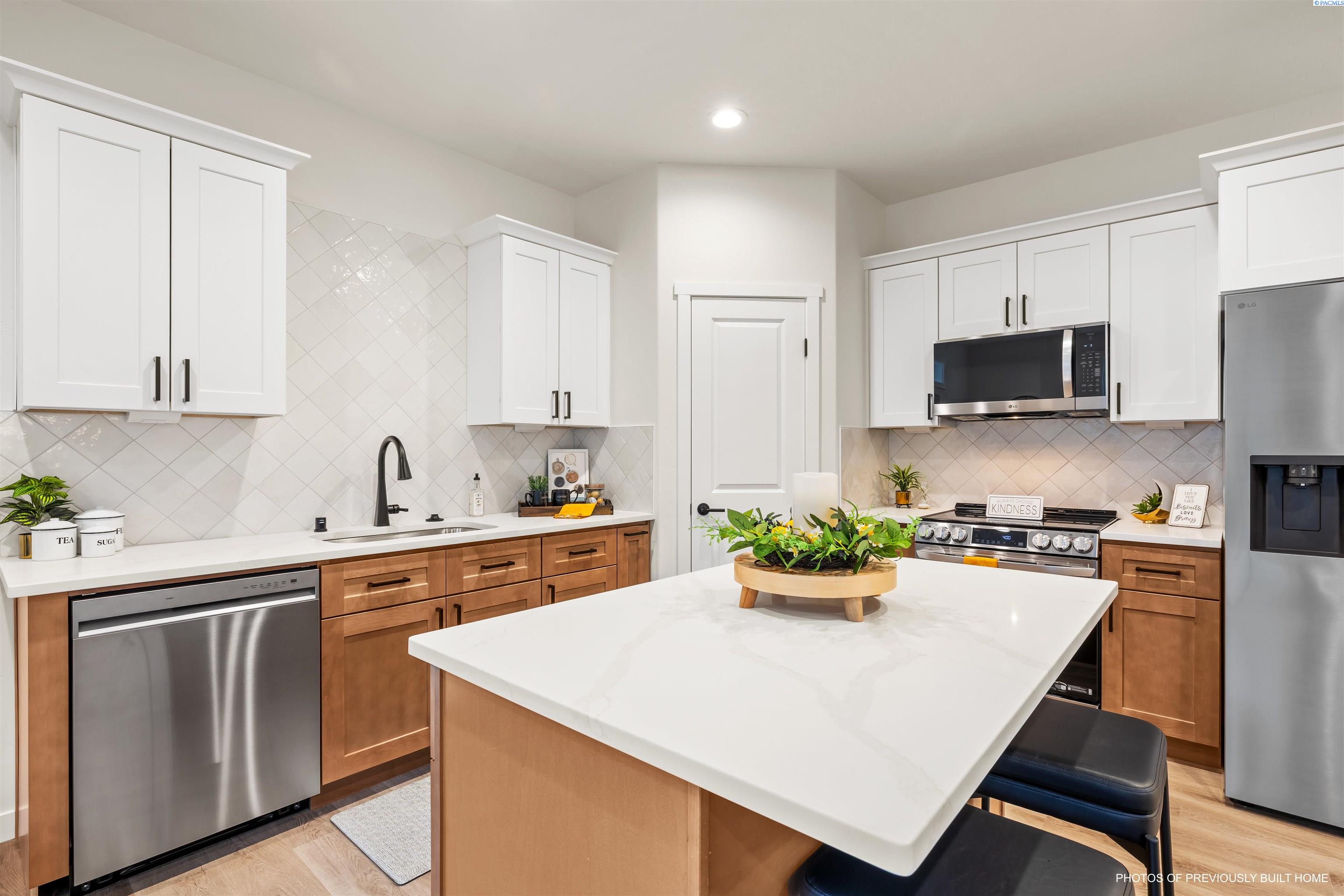 Townhouse for sale at 5861 W 40th Court, Kennewick, WA 99338 | MLS# PAC295571