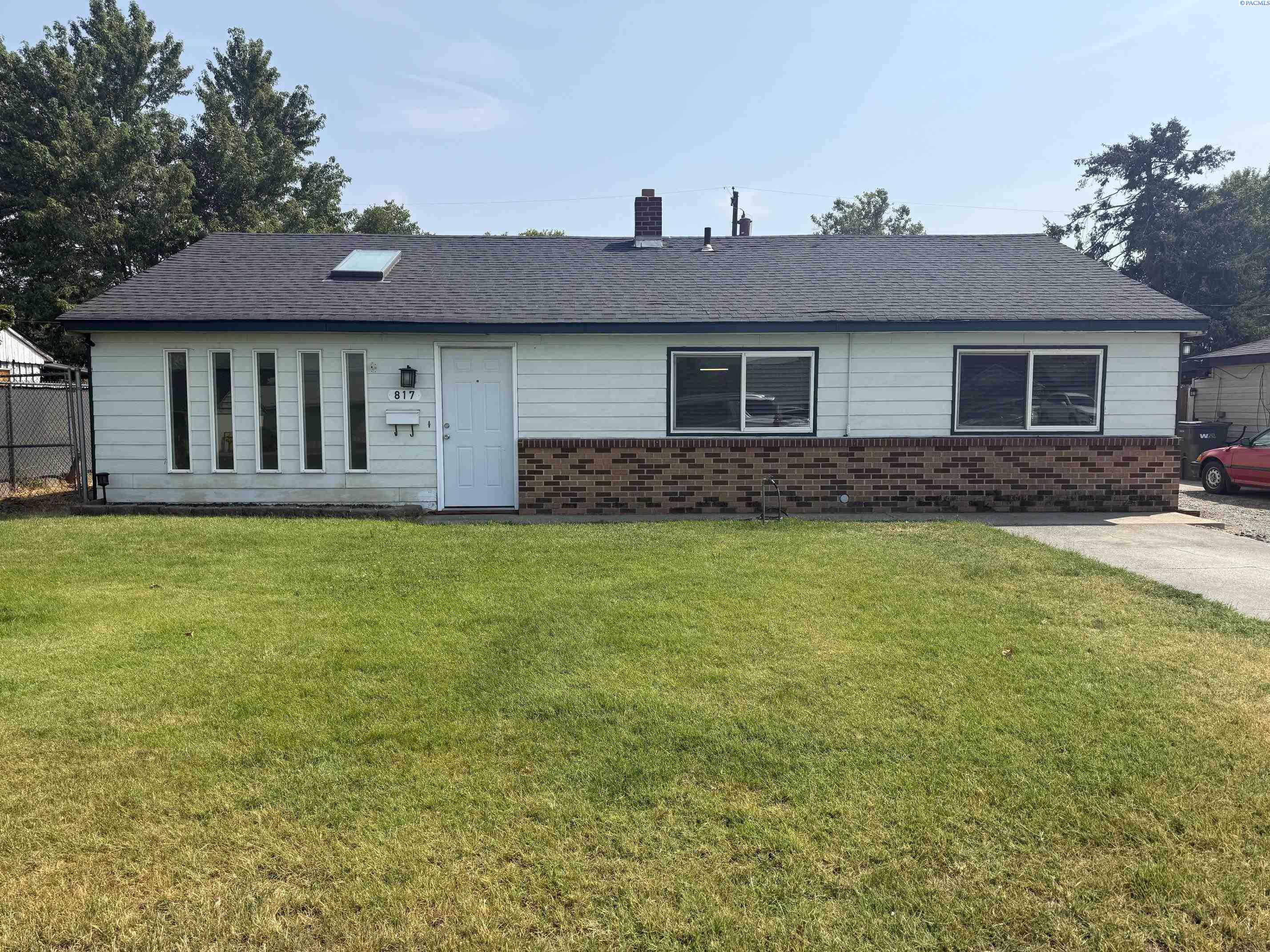 Photo 1 of Single family home for sale at 817 S Garfield St, Kennewick, WA 99336 | MLS# PAC295618 | Listing updated on 2026-10-10