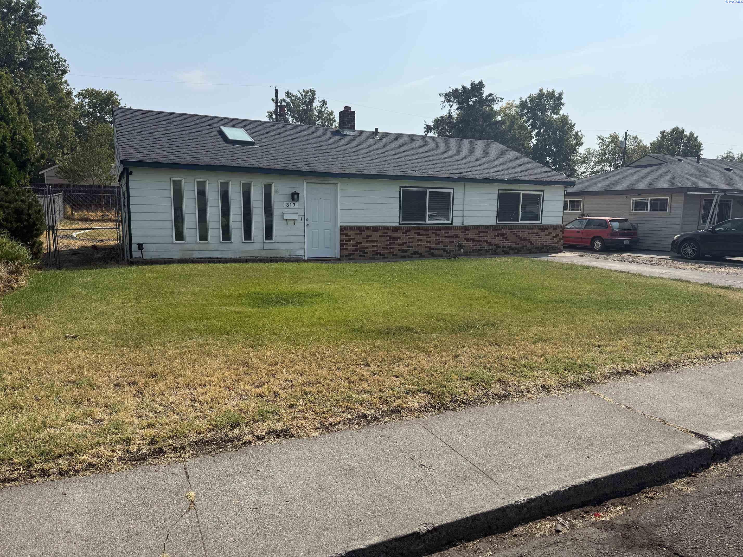 Photo 2 of Single family home for sale at 817 S Garfield St, Kennewick, WA 99336 | MLS# PAC295618 | Listing updated on 2026-10-10