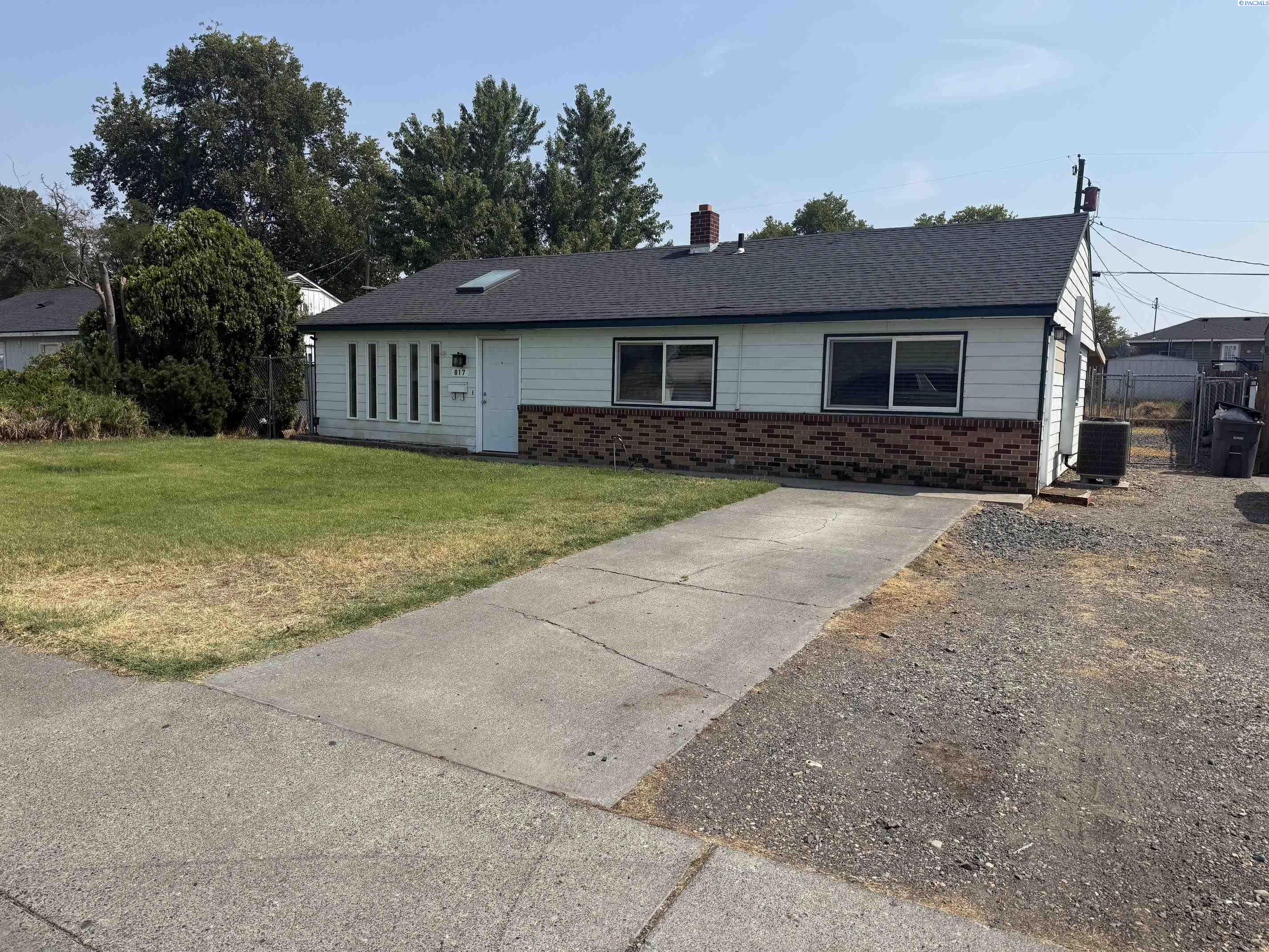 Photo 3 of Single family home for sale at 817 S Garfield St, Kennewick, WA 99336 | MLS# PAC295618 | Listing updated on 2026-10-10