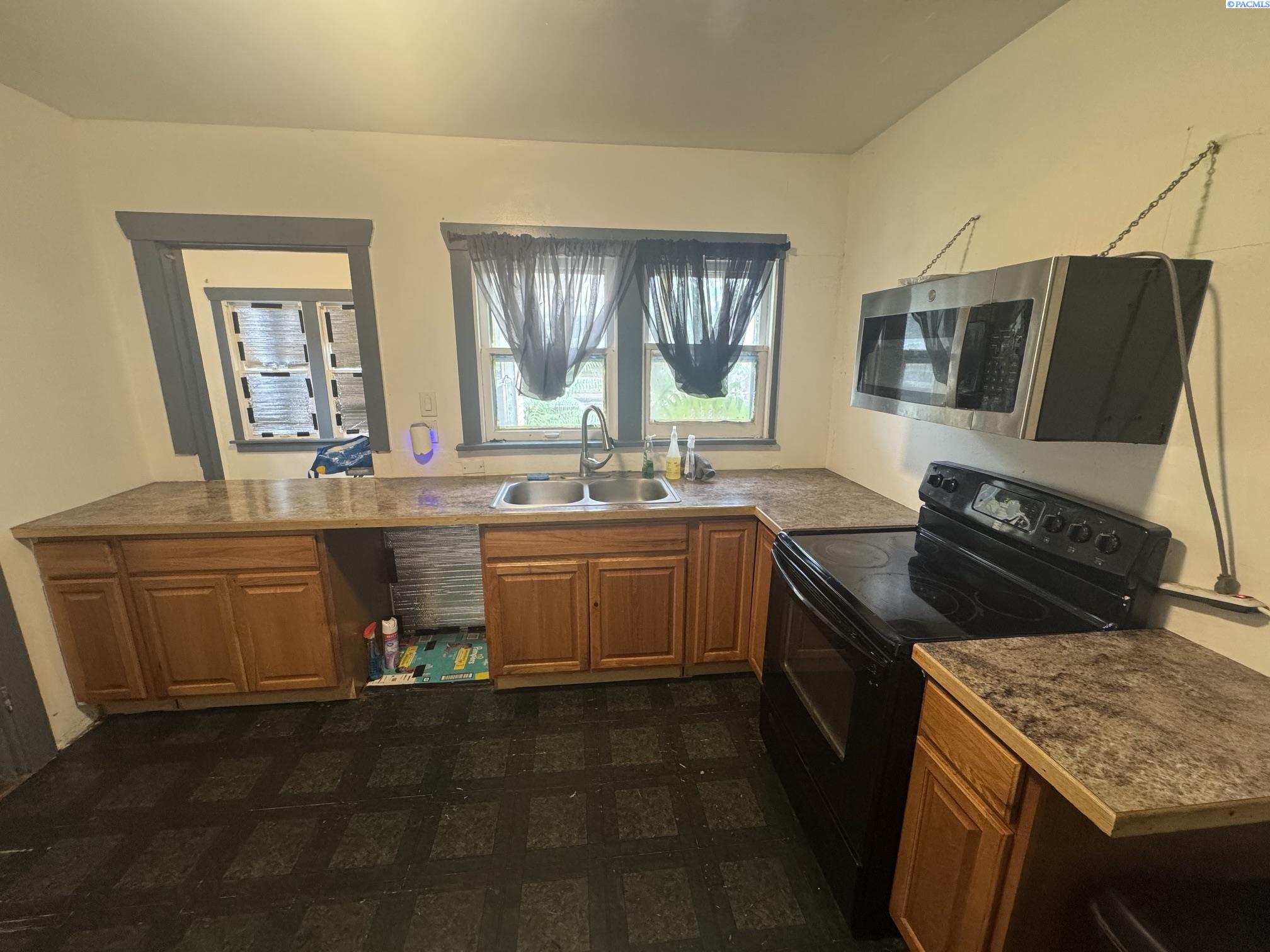 Photo 4 of Sale Pending at 913 S 3rd Avenue, Yakima, WA 98902 | MLS# PAC295879 | Listing updated on 2026-10-10