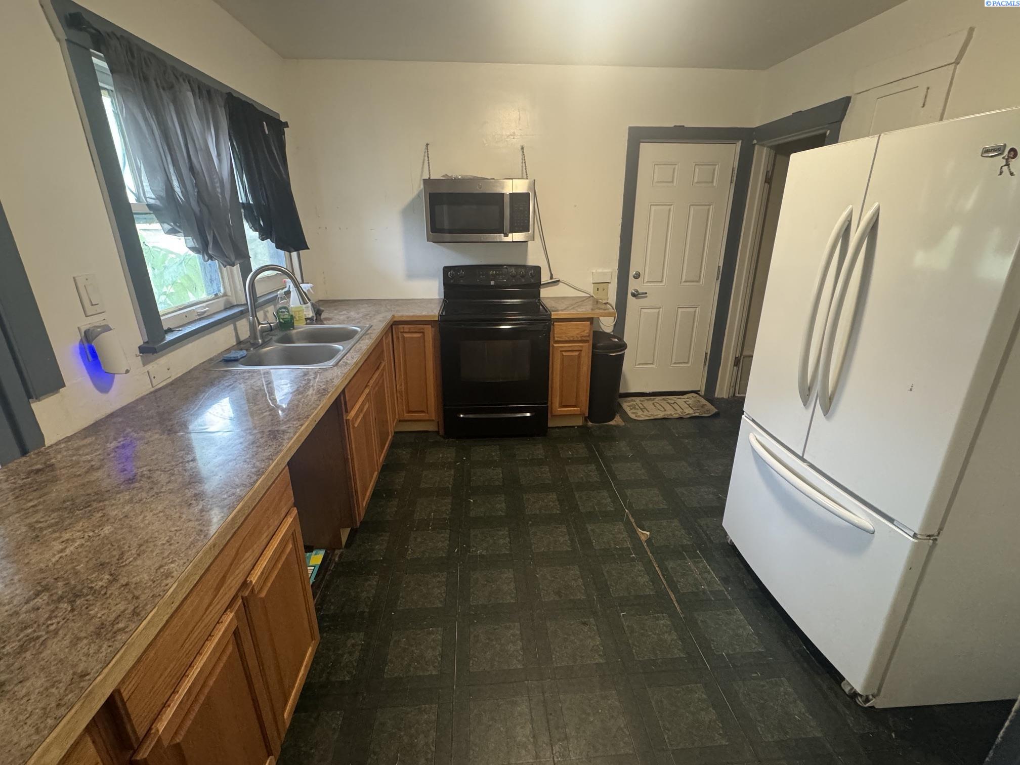 Photo 3 of Sale Pending at 913 S 3rd Avenue, Yakima, WA 98902 | MLS# PAC295879 | Listing updated on 2026-10-10
