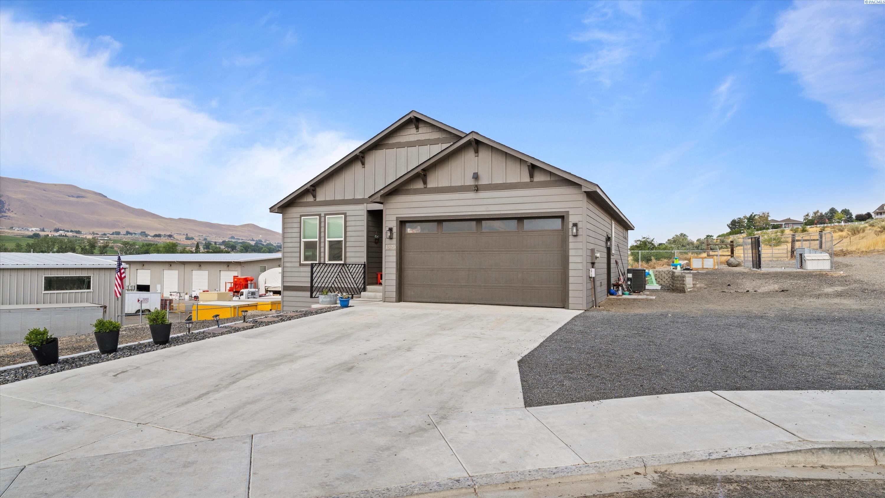 Photo 2 of Single family home for sale at 1525 Della Ave, Benton City, WA 99320 | MLS# PAC295892 | Listing updated on 2026-10-06