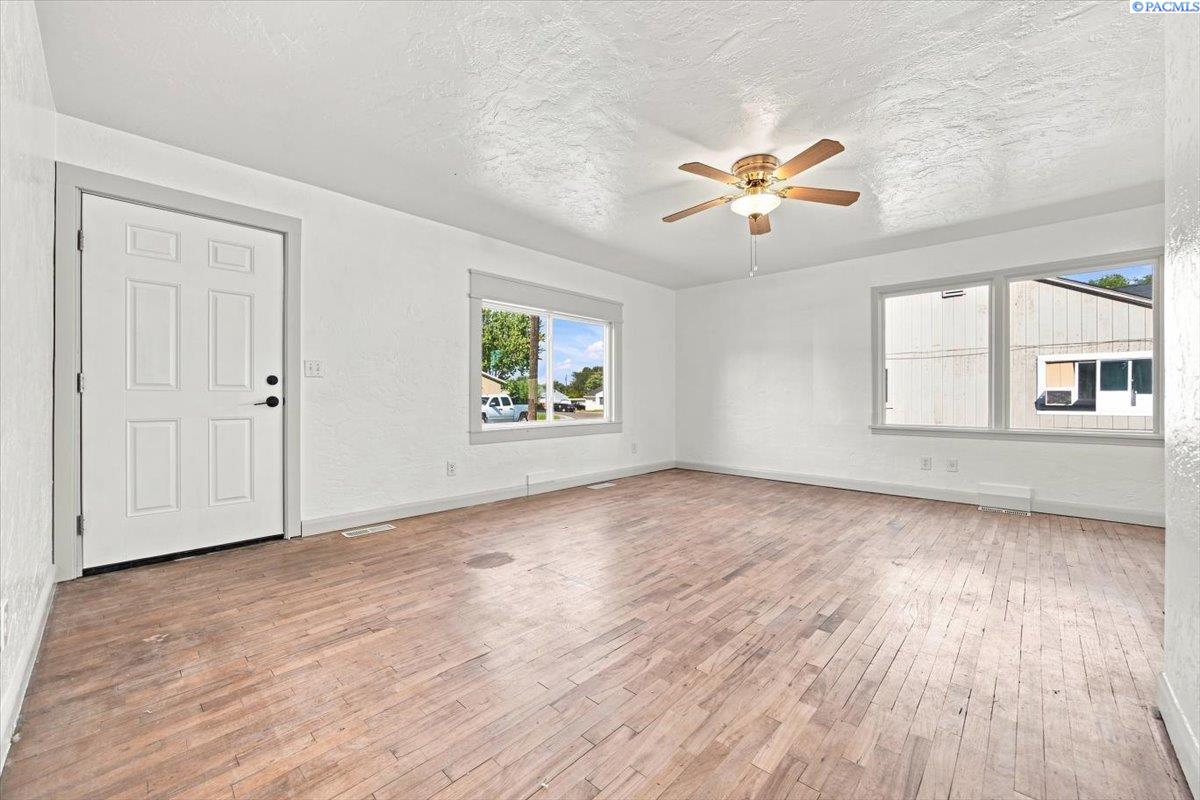 Photo 4 of Single family home for sale at 1909 W 3rd Avenue, Kennewick, WA 99336 | MLS# PAC296021 | Listing updated on 2026-09-08
