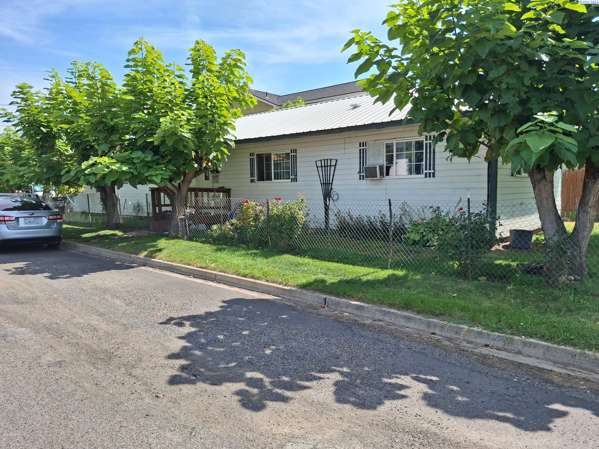 Photo 1 of Single family home for sale at 102 S G St, Toppenish, WA 98948 | MLS# PAC296085 | Listing updated on 2026-10-09