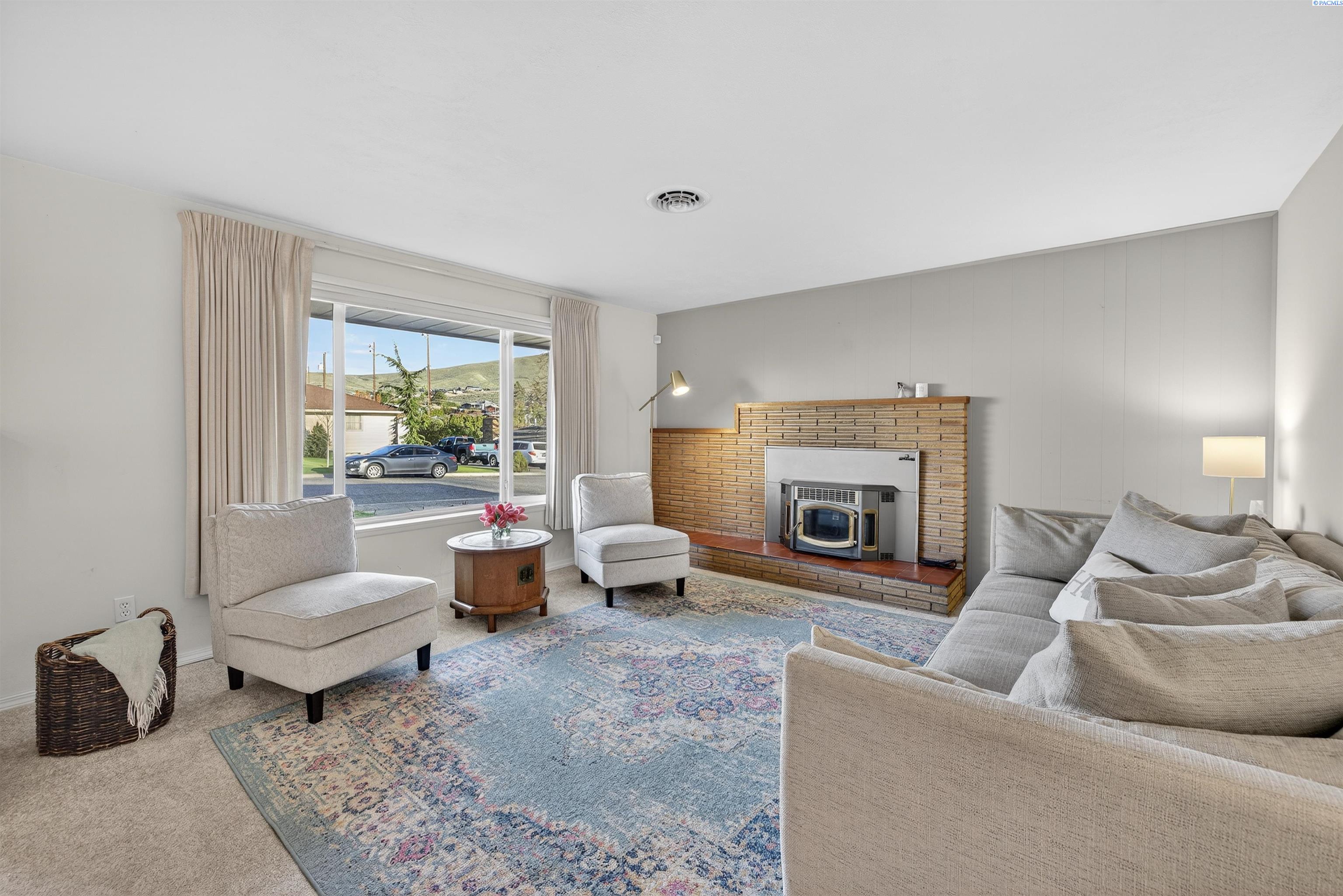 Photo 3 of Single family home for sale at 935 Parkside Dr, Prosser, WA 99350 | MLS# PAC296087 | Listing updated on 2026-09-30