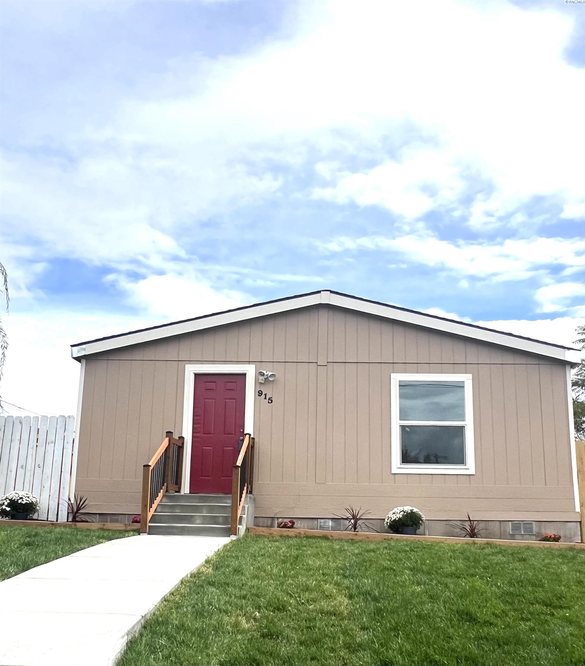 Manufactured home for sale at 915 S 6th Avenue, Pasco, WA 99301 | MLS# PAC296233