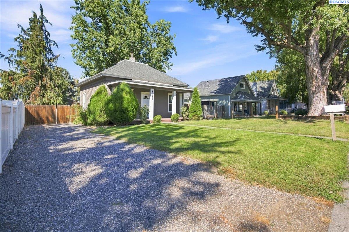 Photo 3 of Single family home for sale at 1312 Grant Ave, Prosser, WA 99350 | MLS# PAC296266 | Listing updated on 2026-10-07