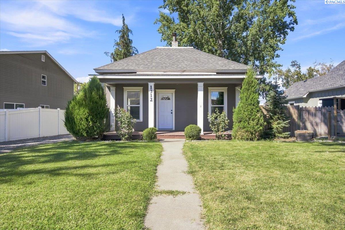 Photo 1 of Single family home for sale at 1312 Grant Ave, Prosser, WA 99350 | MLS# PAC296266 | Listing updated on 2026-10-07