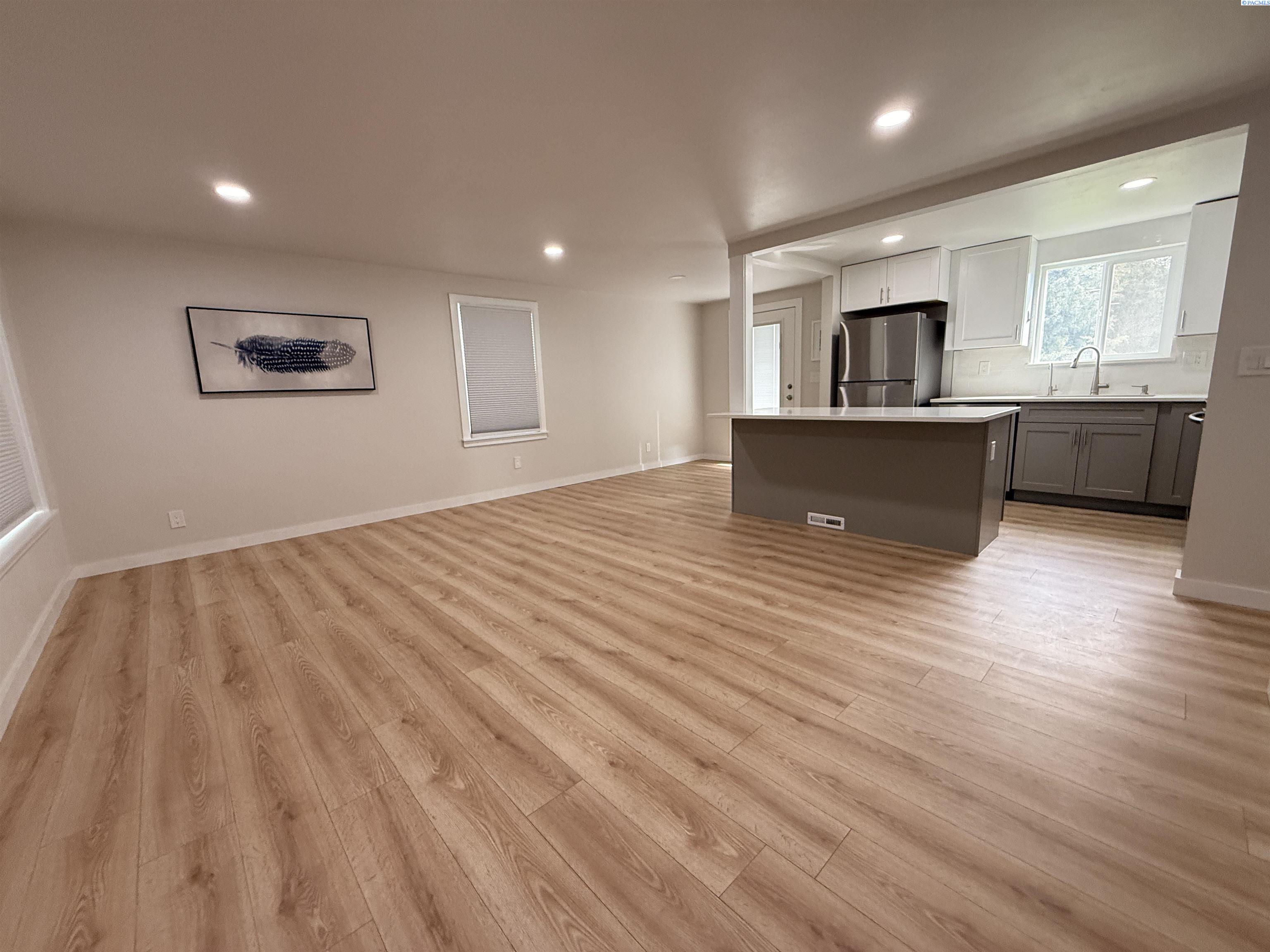 Photo 3 of Single family home for sale at 509 Crescesnt Dr, Grandview, WA 98930 | MLS# PAC296316 | Listing updated on 2026-09-30