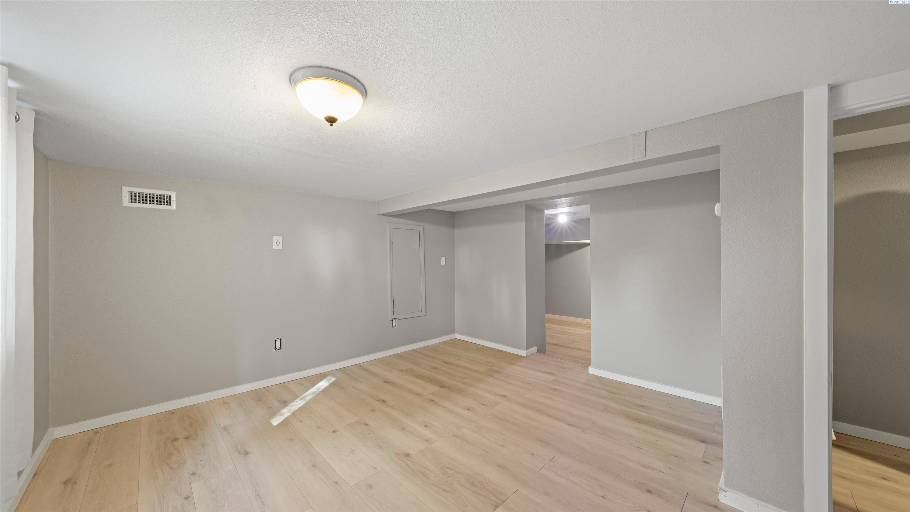 Photo 3 of Single family home for sale at 215 N 12th Avenue, Pasco, WA 99301 | MLS# PAC296359 | Listing updated on 2026-09-25