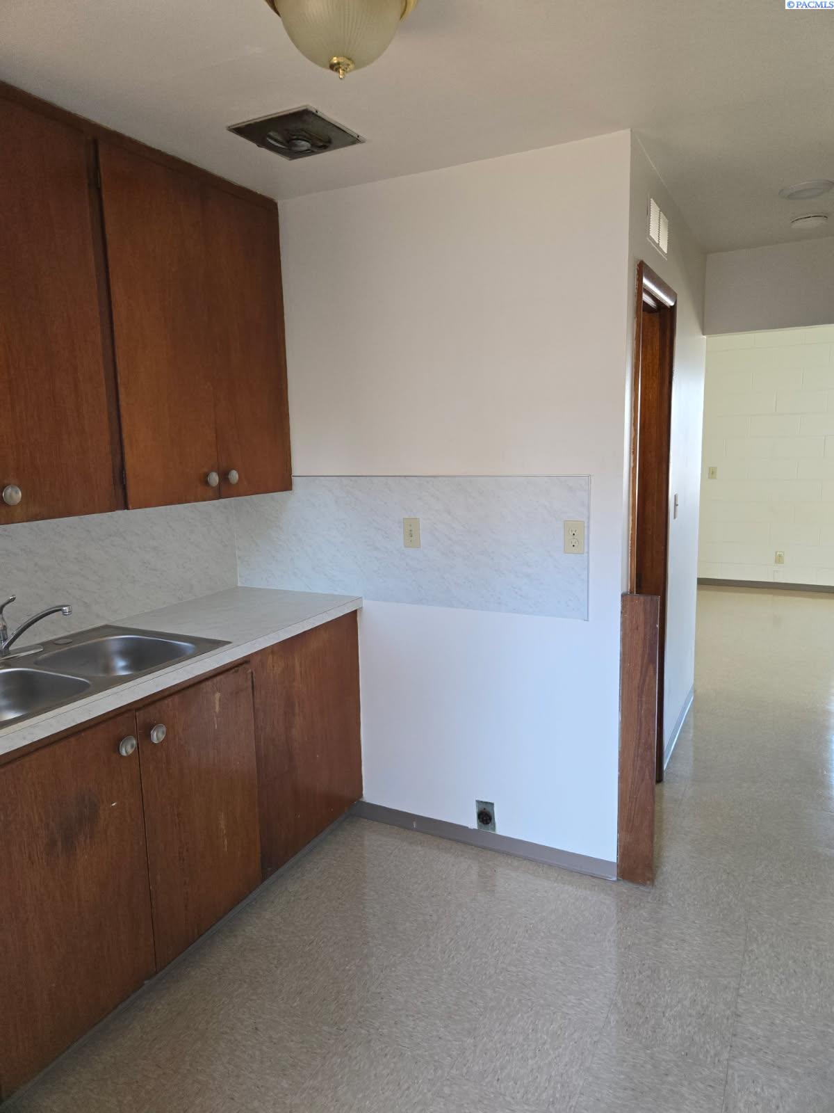 Photo 4 of Sale Pending at 301 E Edison Ave, Sunnyside, WA 98944 | MLS# PAC296485 | Listing updated on 2026-10-10