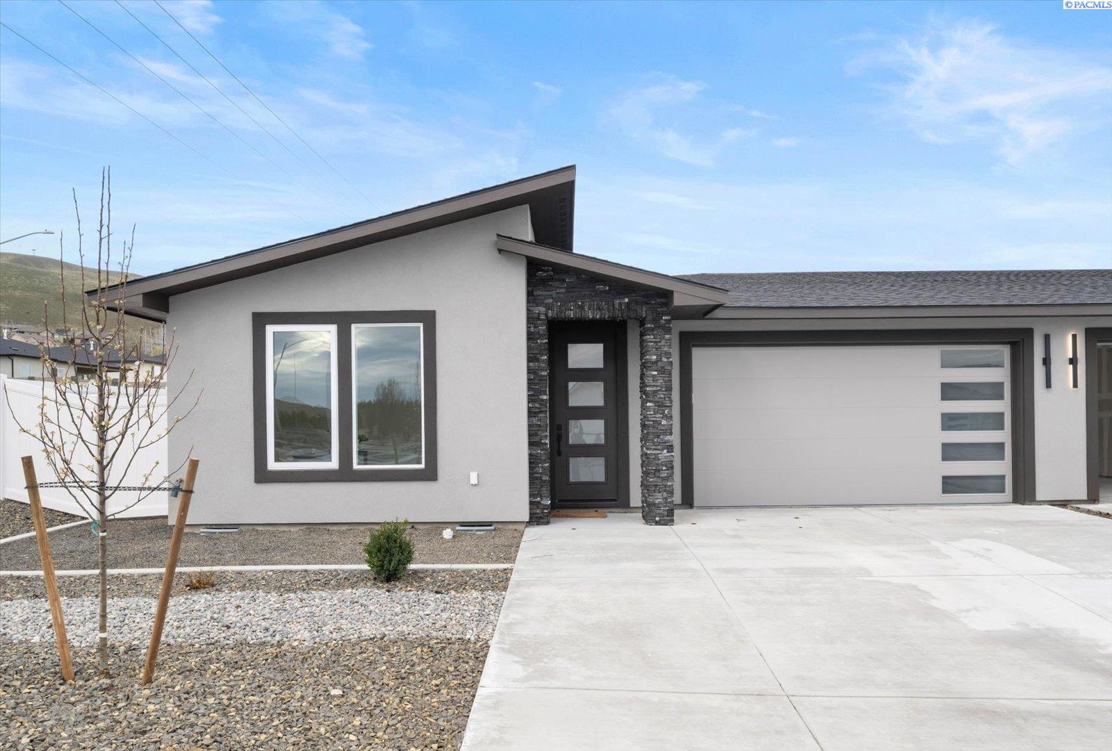 Townhouse for sale at 1102 Fairhaven Loop, Richland, WA 99352 | MLS# PAC296574