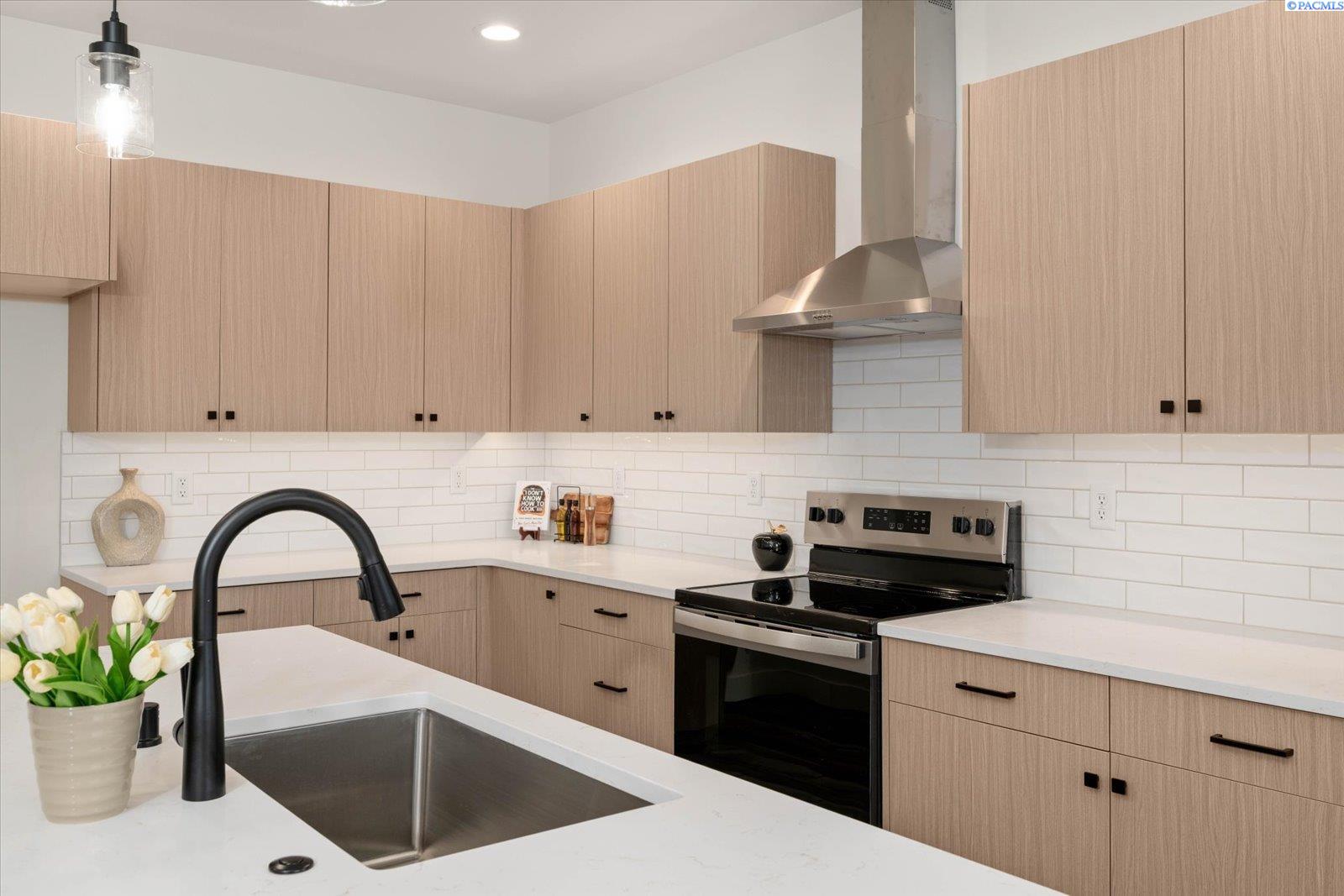 Photo 1 of Townhouse for sale at 1102 Fairhaven Loop, Richland, WA 99352 | MLS# PAC296574 | Listing updated on 2026-09-21