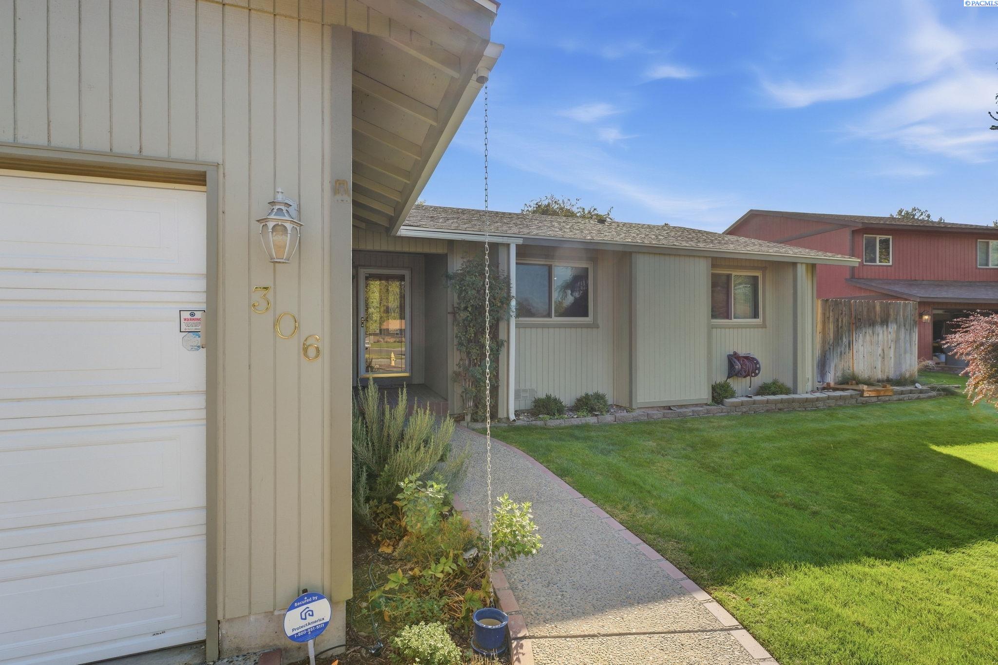 Photo 3 of Single family home for sale at 306 N Montana Ct, Kennewick, WA 99336 | MLS# PAC296592 | Listing updated on 2026-09-30