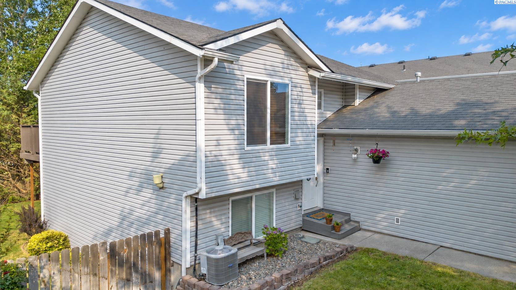 Photo 2 of Single family home for sale at 1965 Nw Arcadia Dr, Pullman, WA 99163 | MLS# PAC296688 | Listing updated on 2026-10-01
