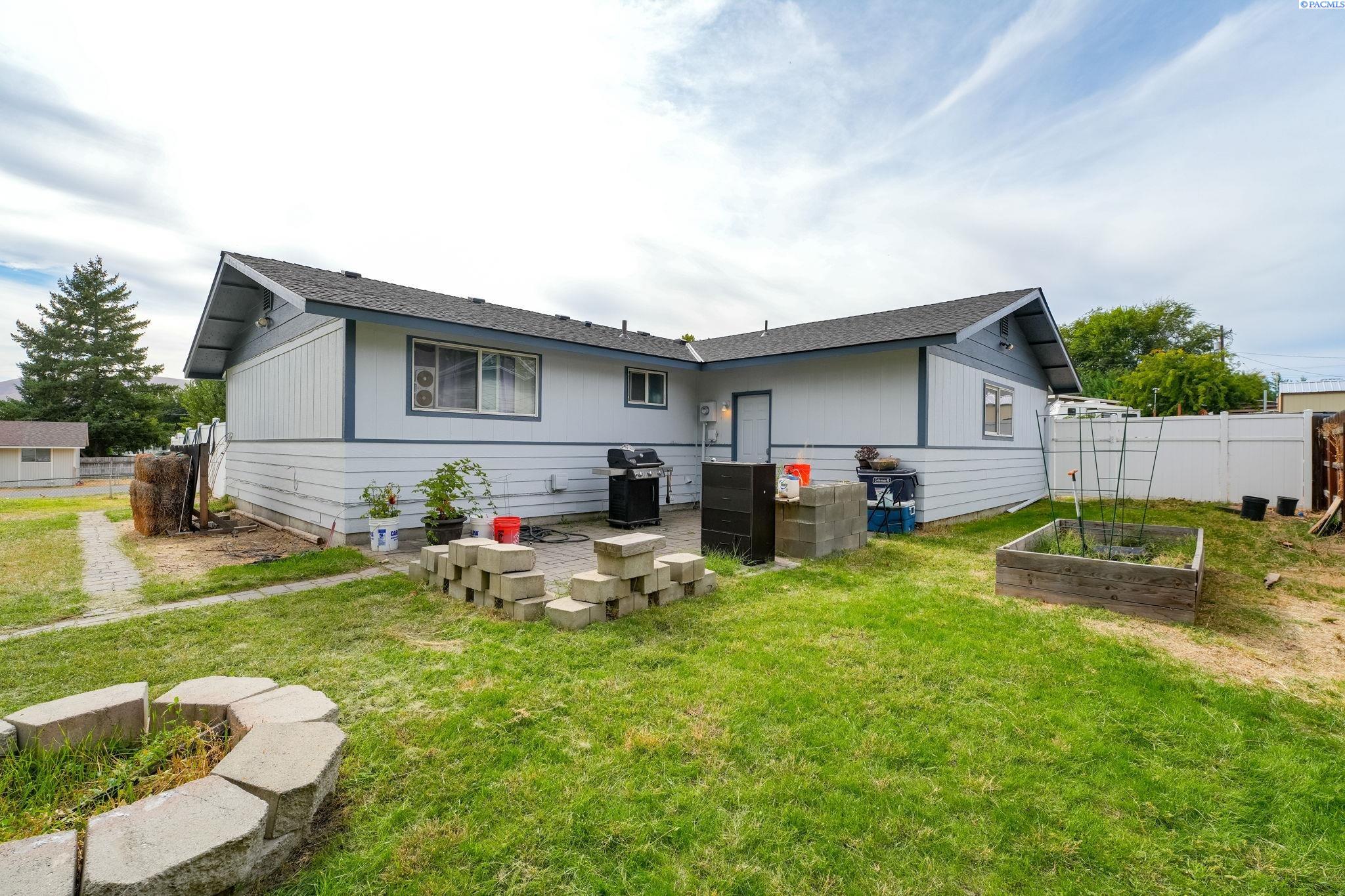 Photo 3 of Sale Pending at 1200 13th Street, Benton City, WA 99320 | MLS# PAC296777 | Listing updated on 2026-10-06