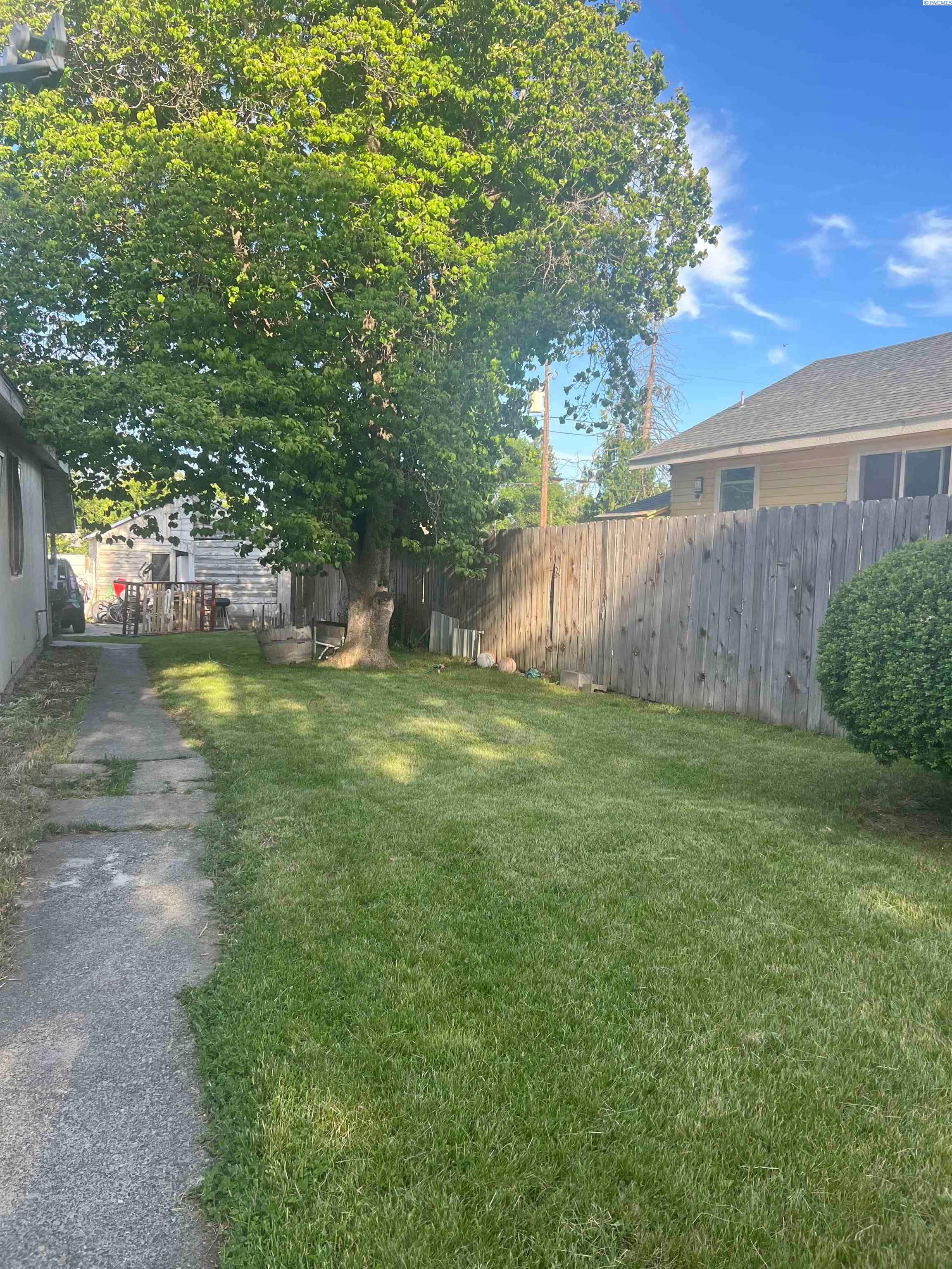 Photo 2 of Single family home for sale at 209 G Ave, Grandview, WA 98930 | MLS# PAC296854 | Listing updated on 2026-10-10