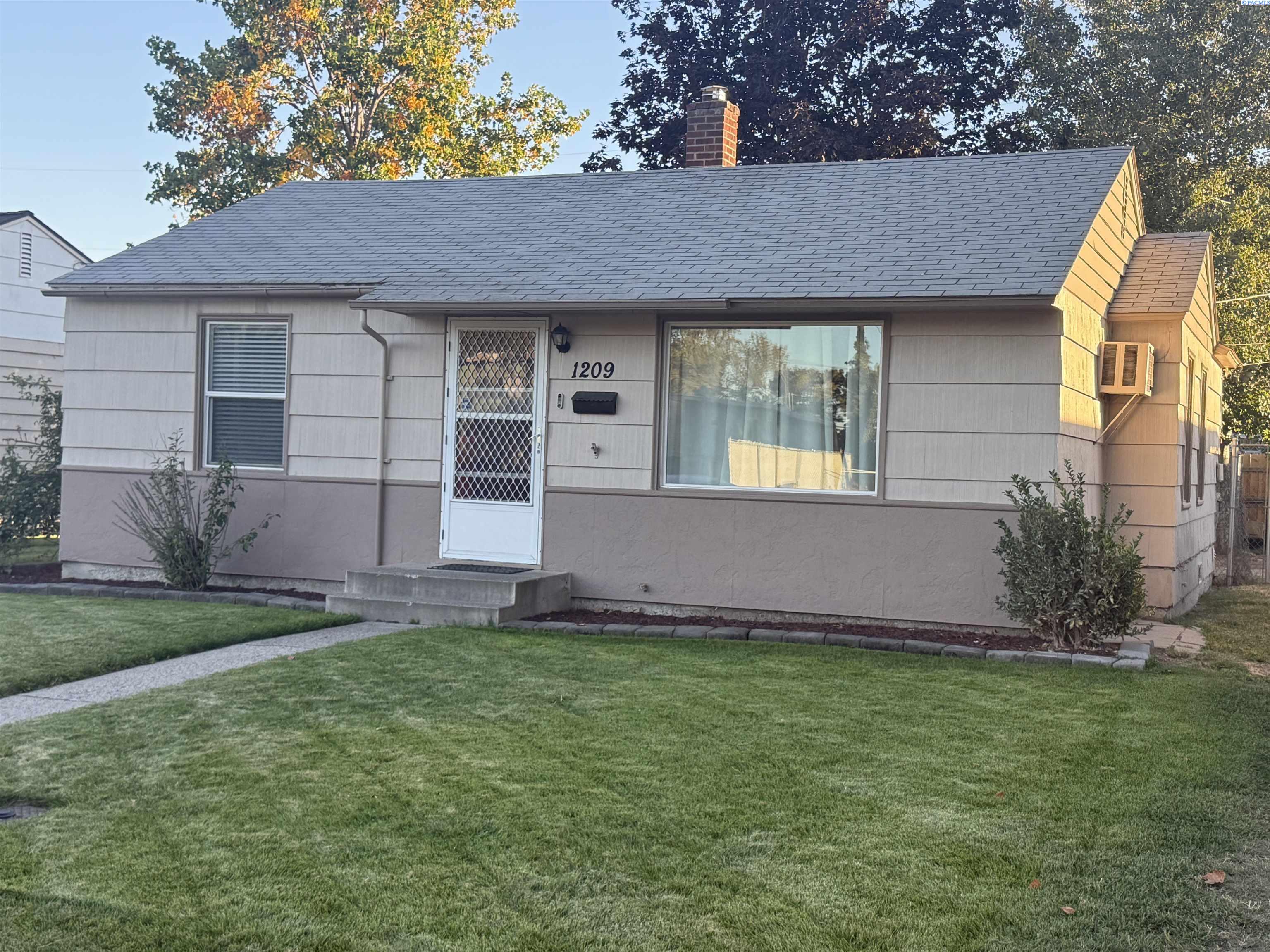 Photo 4 of Single family home for sale at 1209 West 1st, Kennewick, WA 99336 | MLS# PAC296949 | Listing updated on 2026-10-12