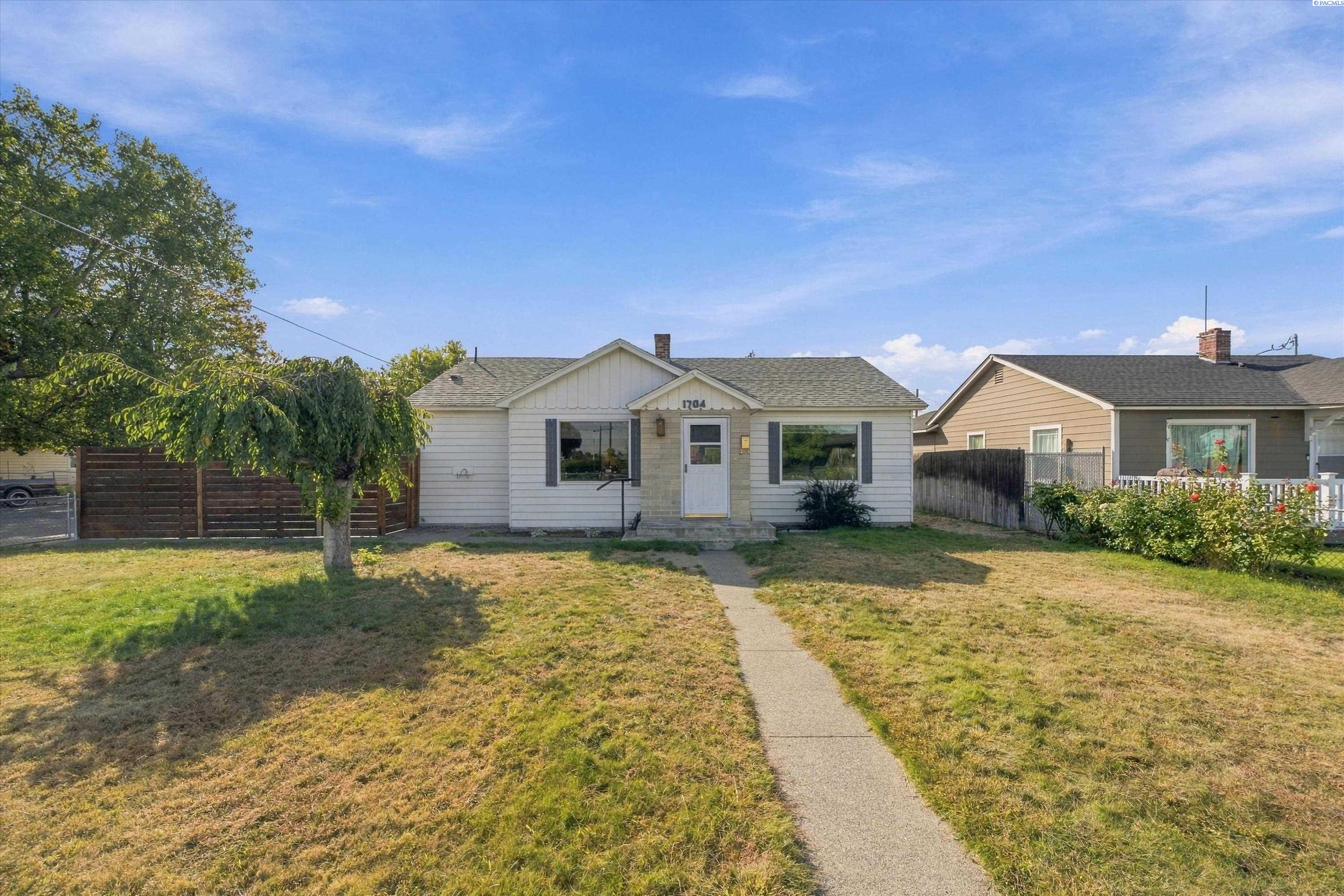Photo 2 of Single family home for sale at 1704 W Yakima St, Pasco, WA 99301 | MLS# PAC296956 | Listing updated on 2026-10-07