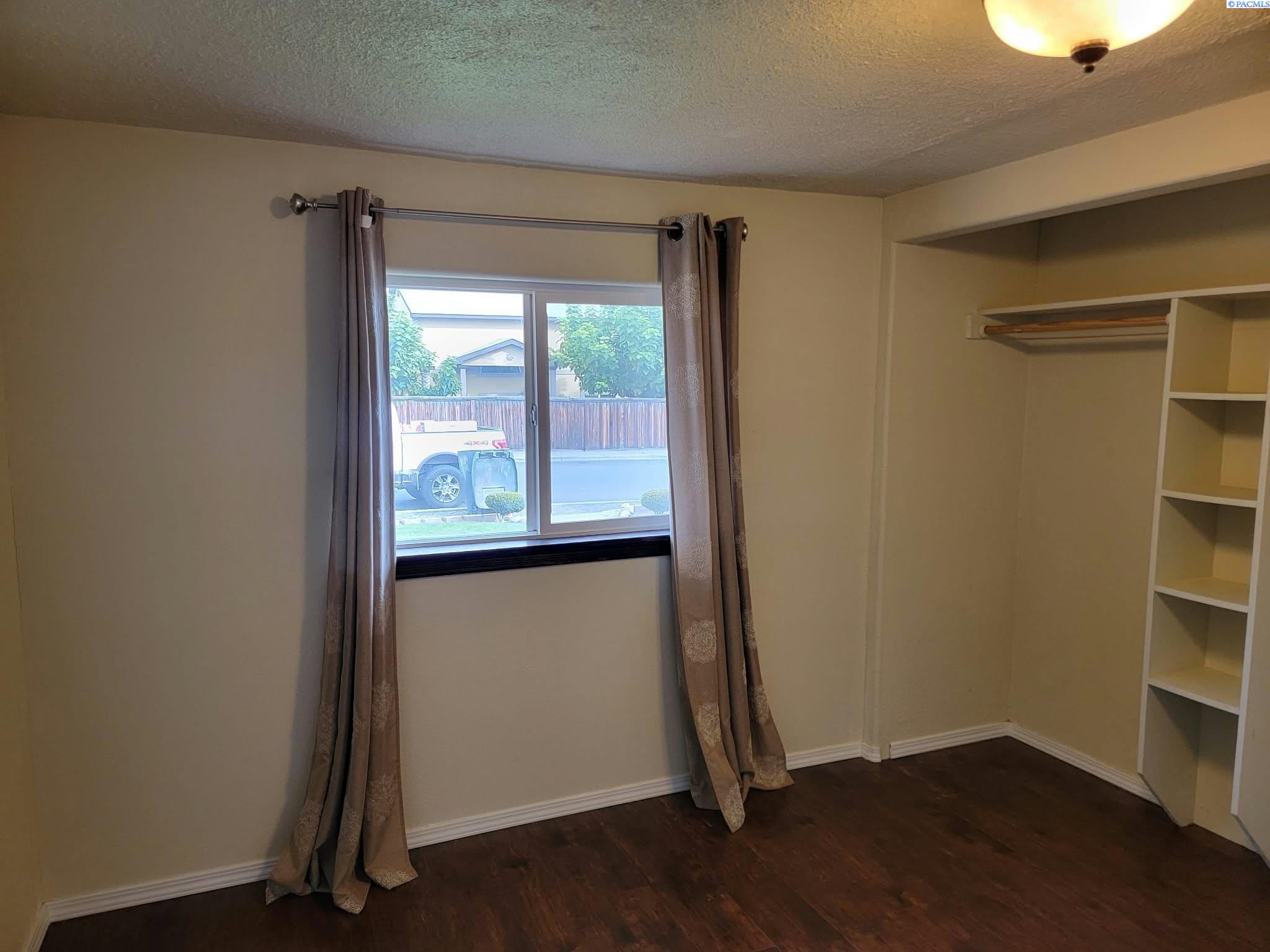 Photo 2 of Single family home for sale at 910 N 5th Street, Grandview, WA 98930 | MLS# PAC297103 | Listing updated on 2026-10-10