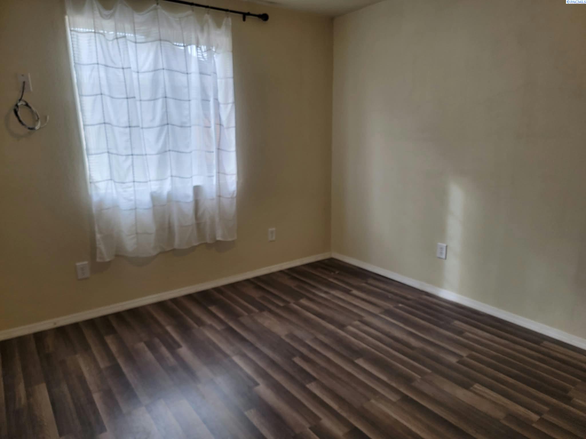 Photo 4 of Single family home for sale at 910 N 5th Street, Grandview, WA 98930 | MLS# PAC297103 | Listing updated on 2026-10-10