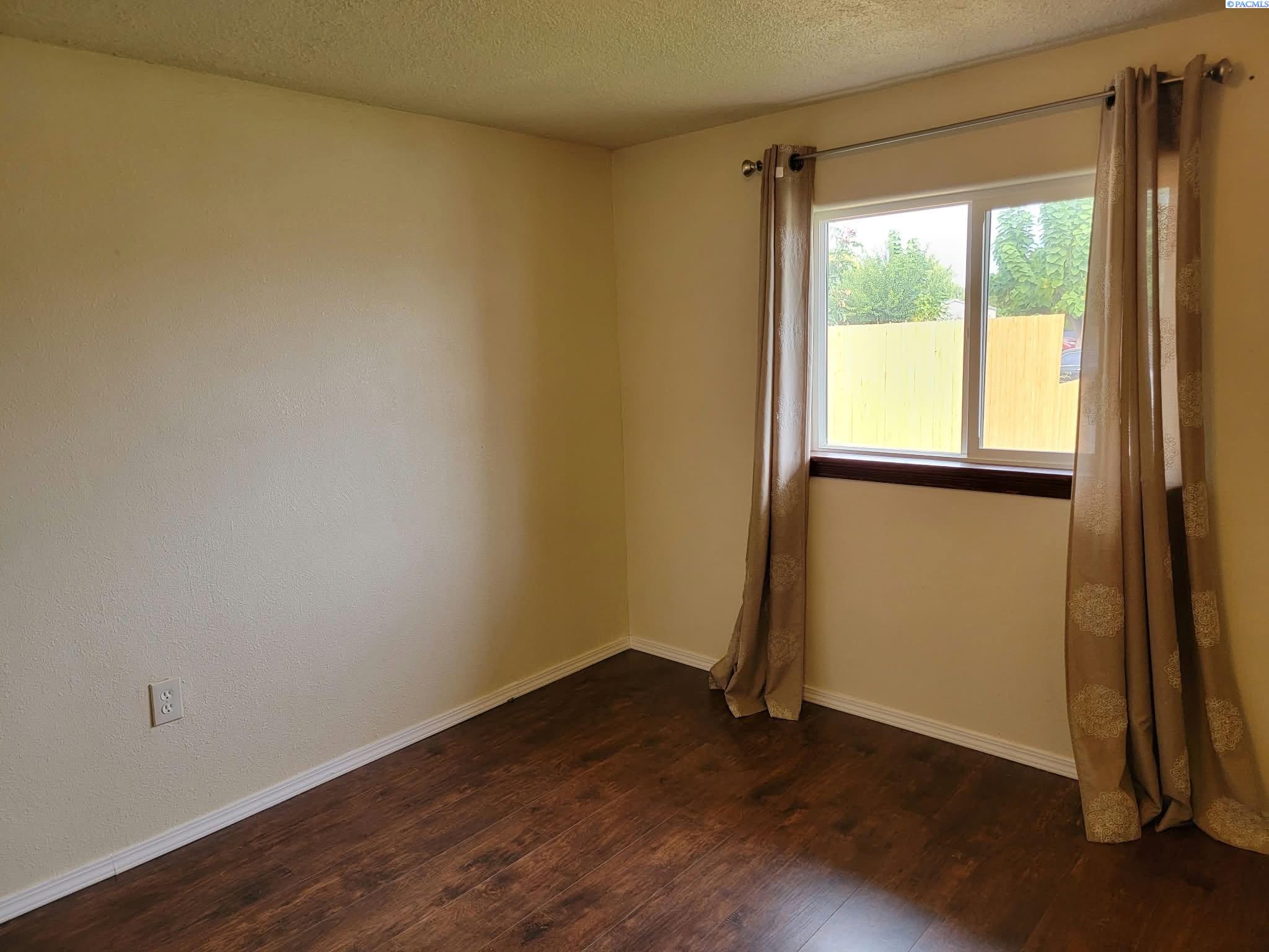 Photo 3 of Single family home for sale at 910 N 5th Street, Grandview, WA 98930 | MLS# PAC297103 | Listing updated on 2026-10-10