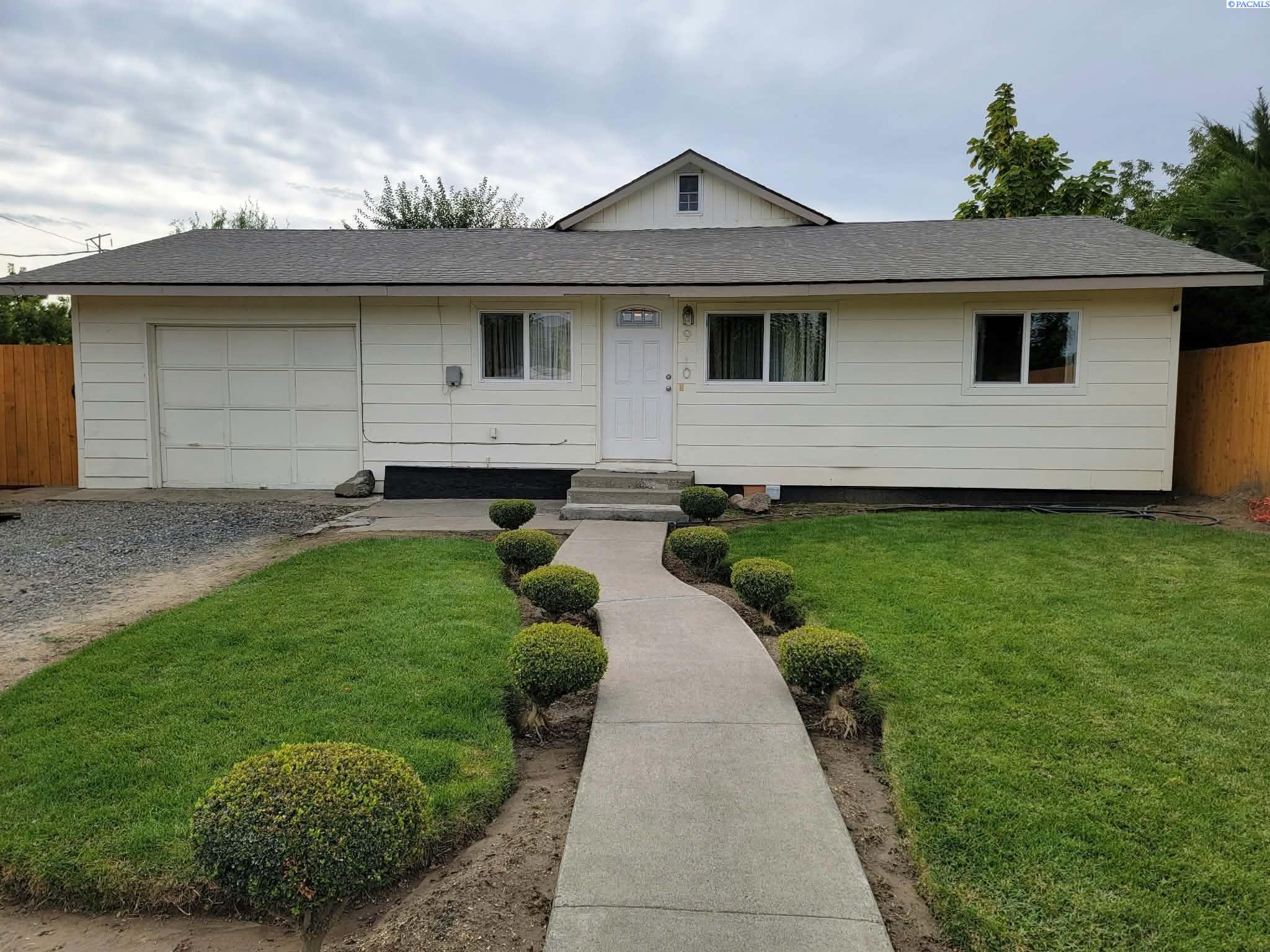 Photo 1 of Single family home for sale at 910 N 5th Street, Grandview, WA 98930 | MLS# PAC297103 | Listing updated on 2026-10-10