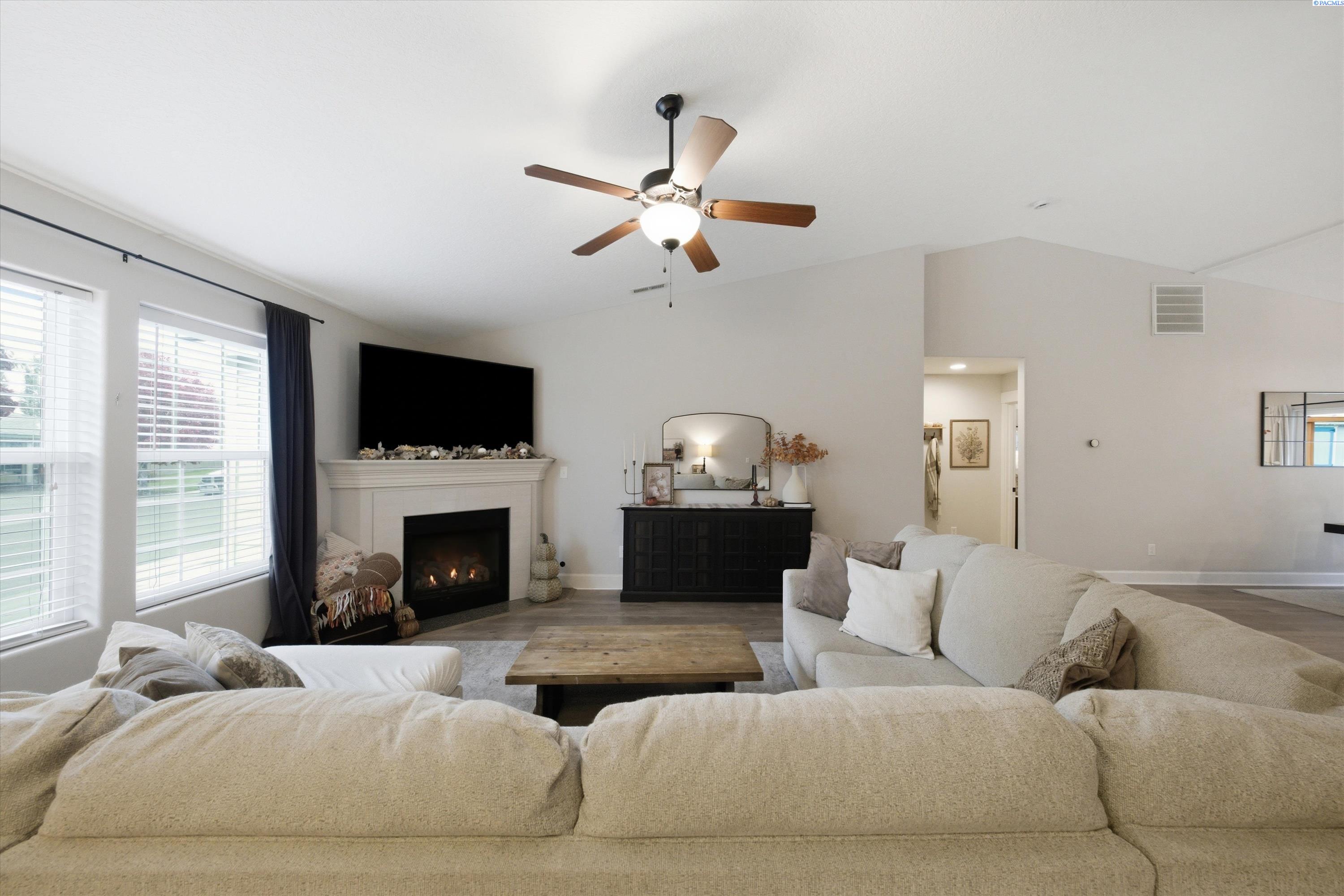Photo 2 of Single family home for sale at 5717 W 23rd Avenue, Kennewick, WA 99338 | MLS# PAC297407 | Listing updated on 2026-10-26