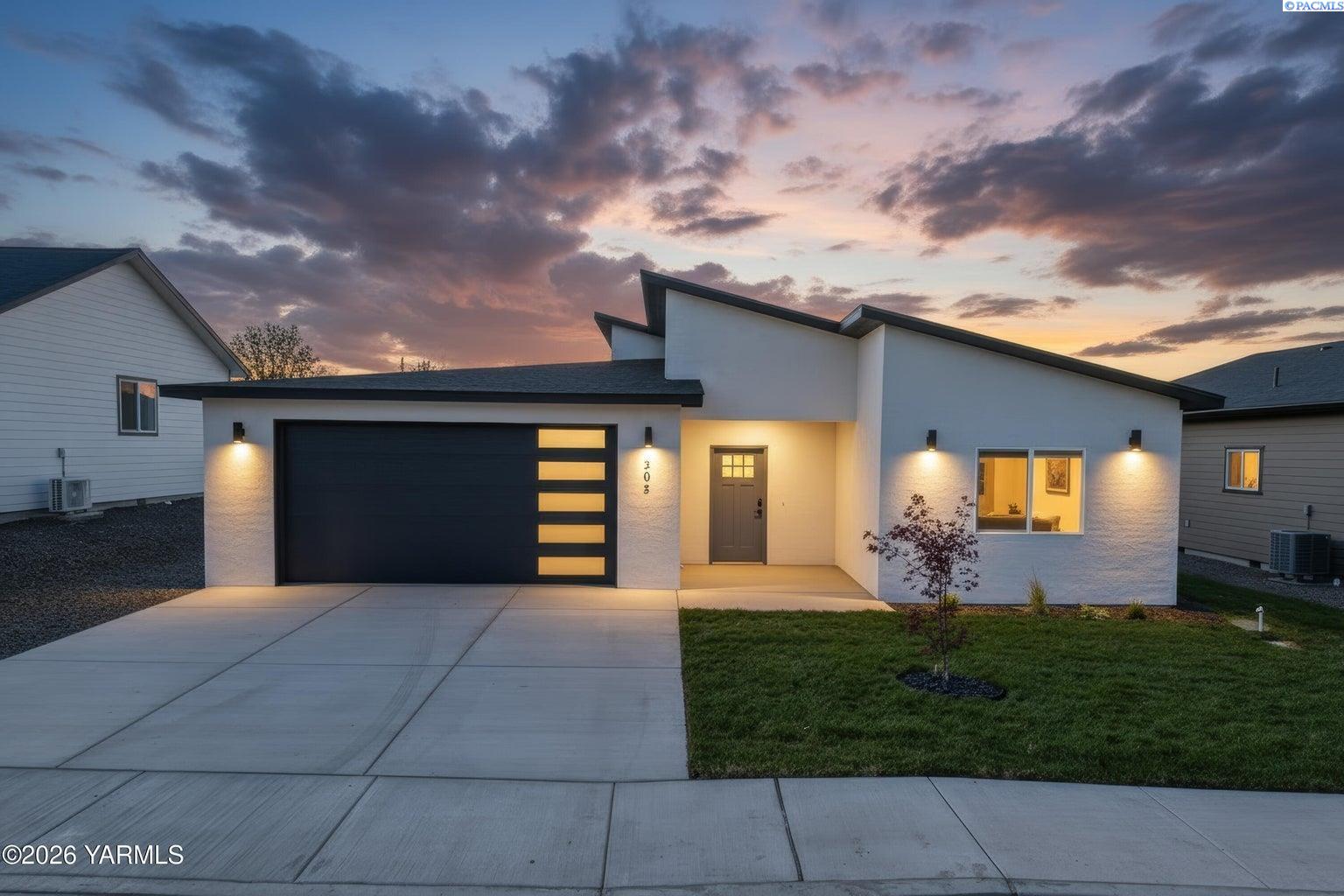 Single family home for sale at 305 Hogan St, Sunnyside, WA 98944 | MLS# PAC297421