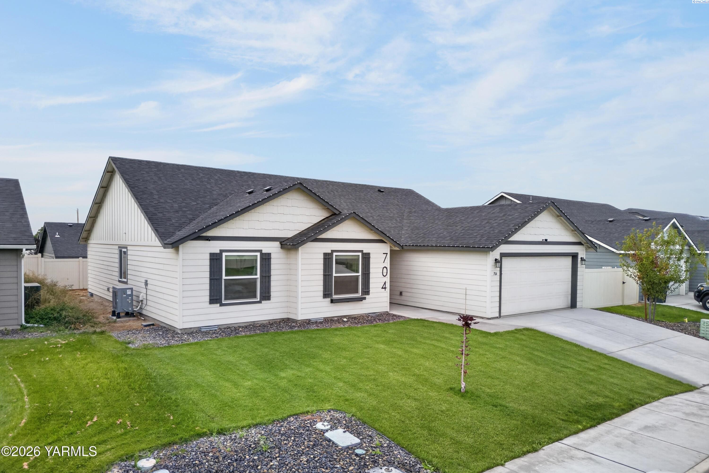 Photo 2 of Single family home for sale at 704 Regina Pl, Grandview, WA 98930 | MLS# PAC297422 | Listing updated on 2026-10-26