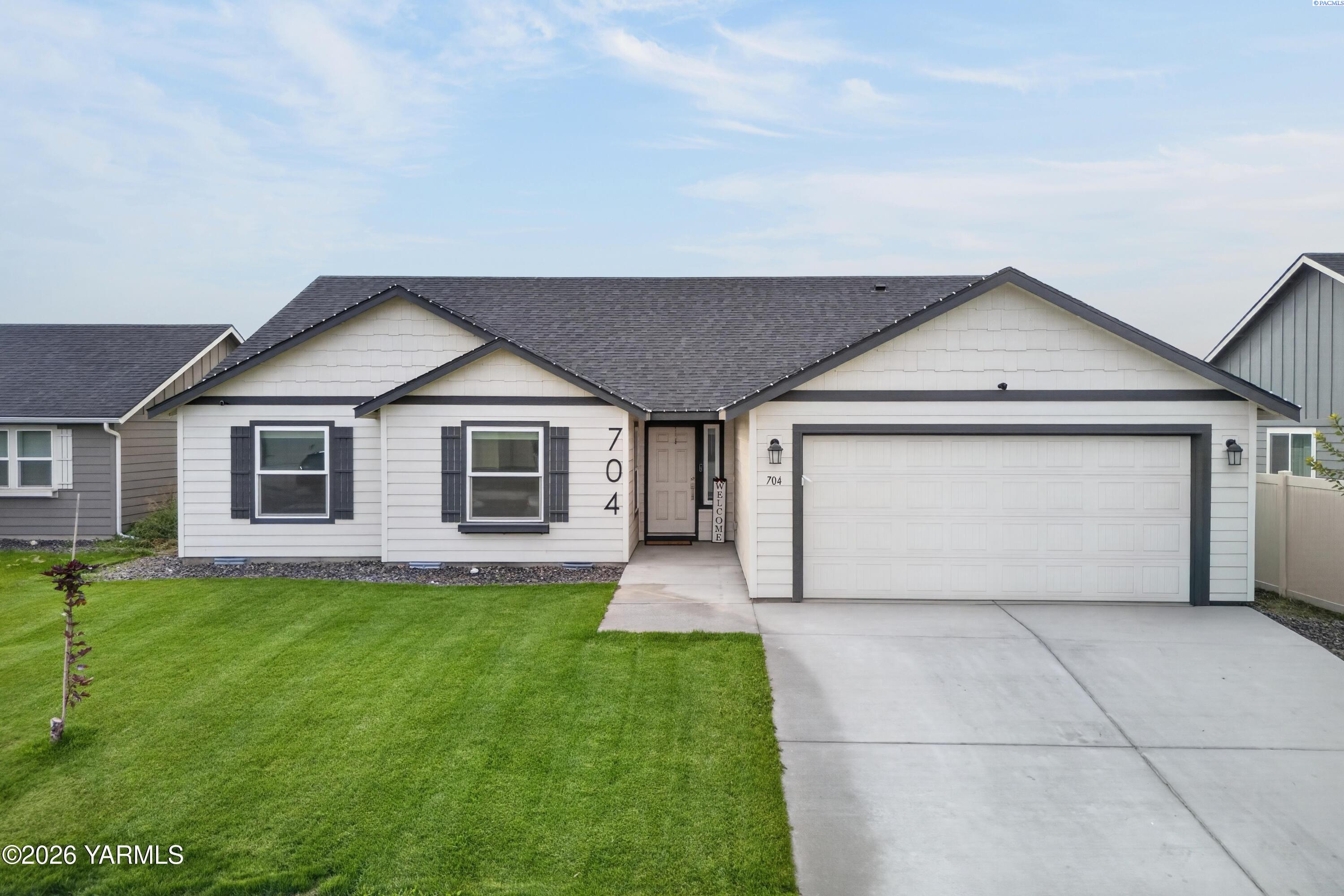 Single family home for sale at 704 Regina Pl, Grandview, WA 98930 | MLS# PAC297422