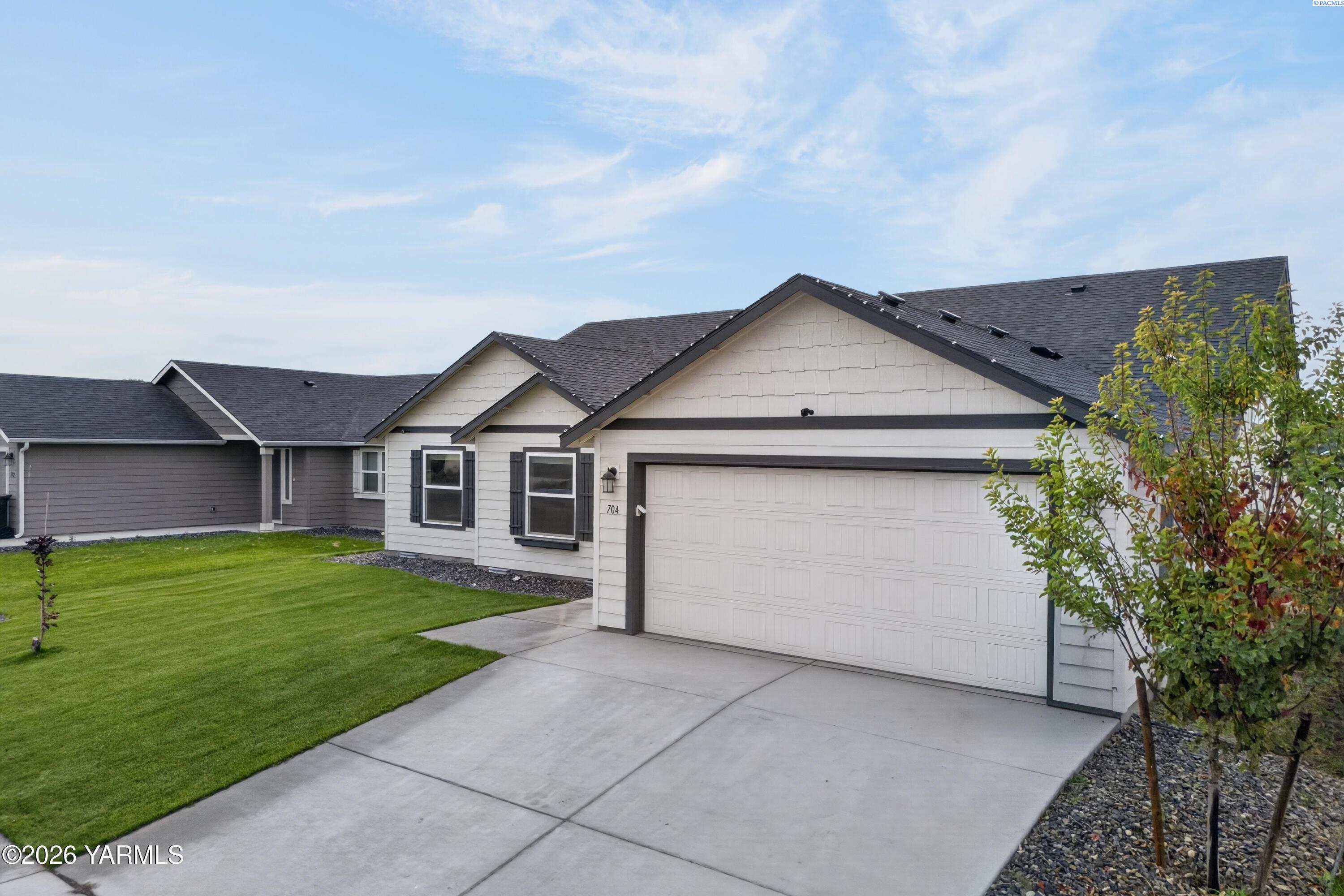 Photo 3 of Single family home for sale at 704 Regina Pl, Grandview, WA 98930 | MLS# PAC297422 | Listing updated on 2026-10-26