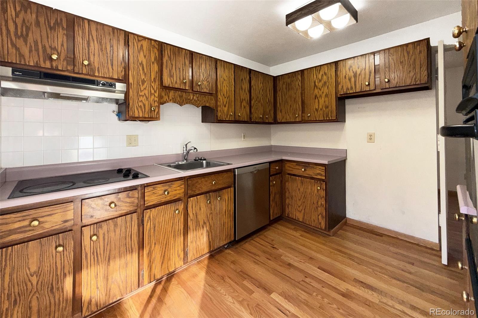 Photo 4 of Townhouse for sale at 9379 W Utah Pl, Lakewood, CO 80232 | MLS# 9124057 | Listing updated on 2026-10-24