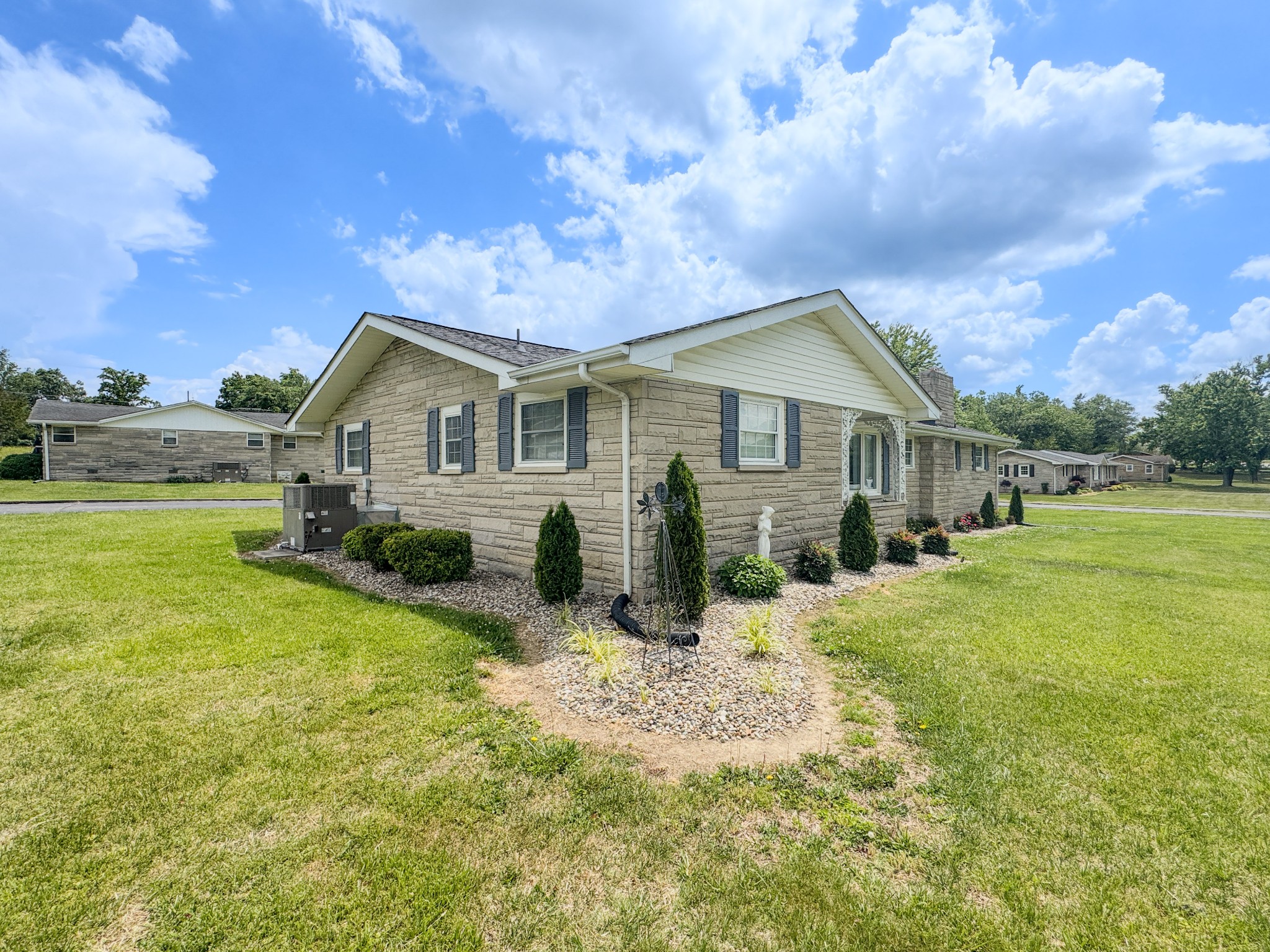 Photo 2 of Single family home for sale at 1406 Ellington Dr, Lafayette, TN 37083 | MLS# 3221153 | Listing updated on 2026-09-21