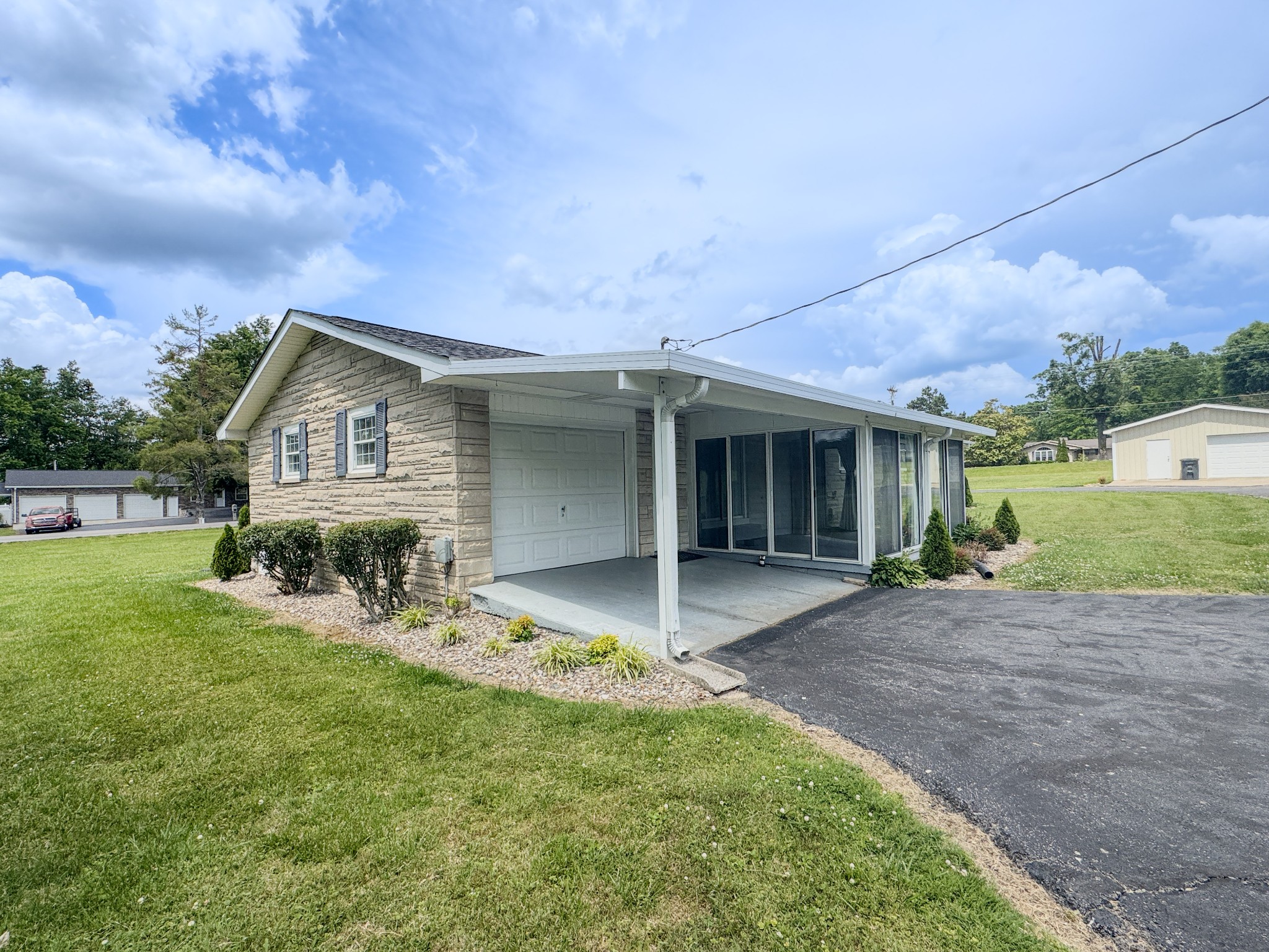 Photo 4 of Single family home for sale at 1406 Ellington Dr, Lafayette, TN 37083 | MLS# 3221153 | Listing updated on 2026-09-21
