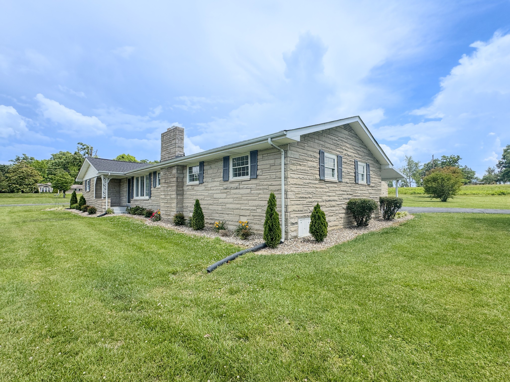 Photo 3 of Single family home for sale at 1406 Ellington Dr, Lafayette, TN 37083 | MLS# 3221153 | Listing updated on 2026-09-21