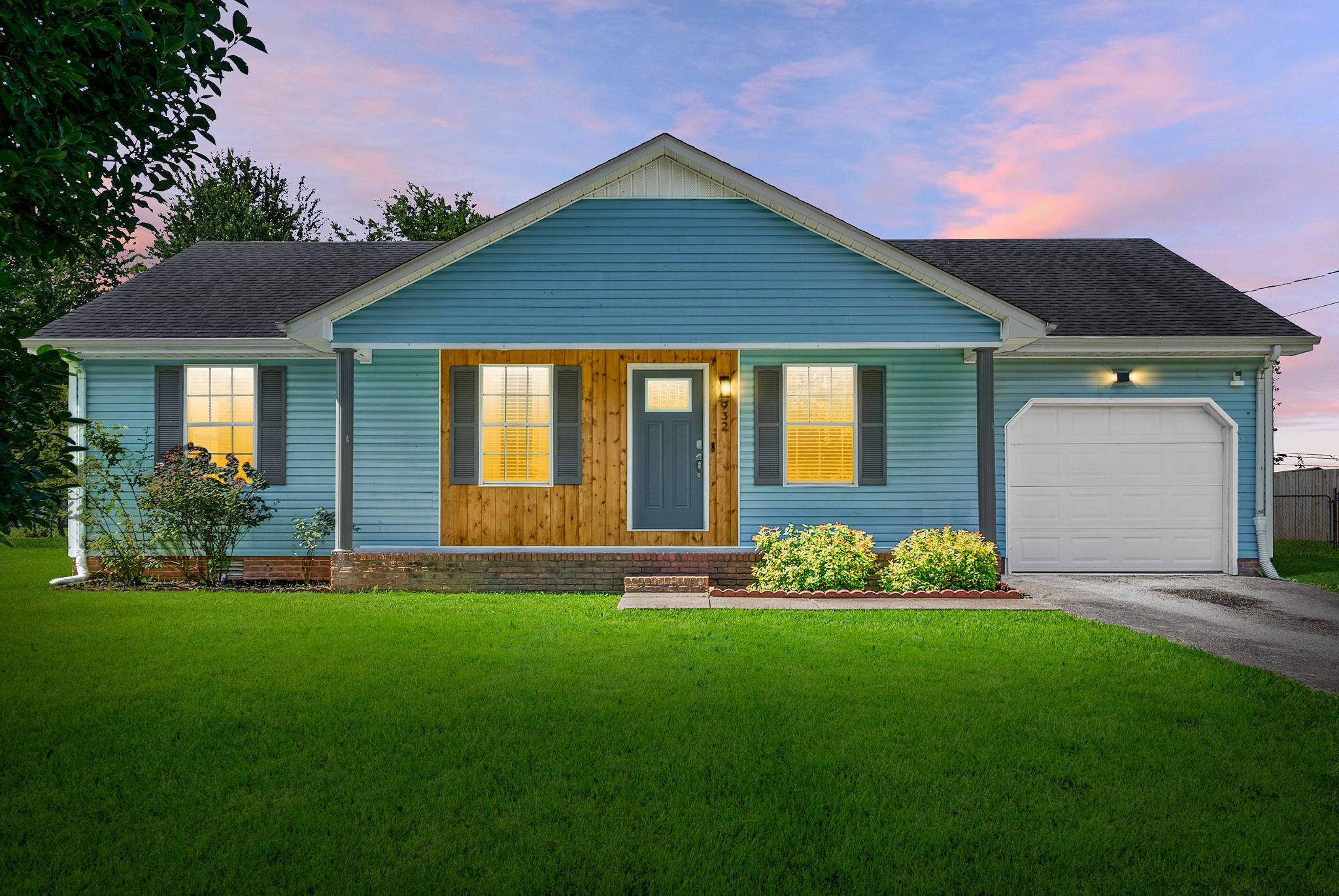 Single family home for sale at 932 Linda Dr, Oak Grove, KY 42262 | MLS# 3250706