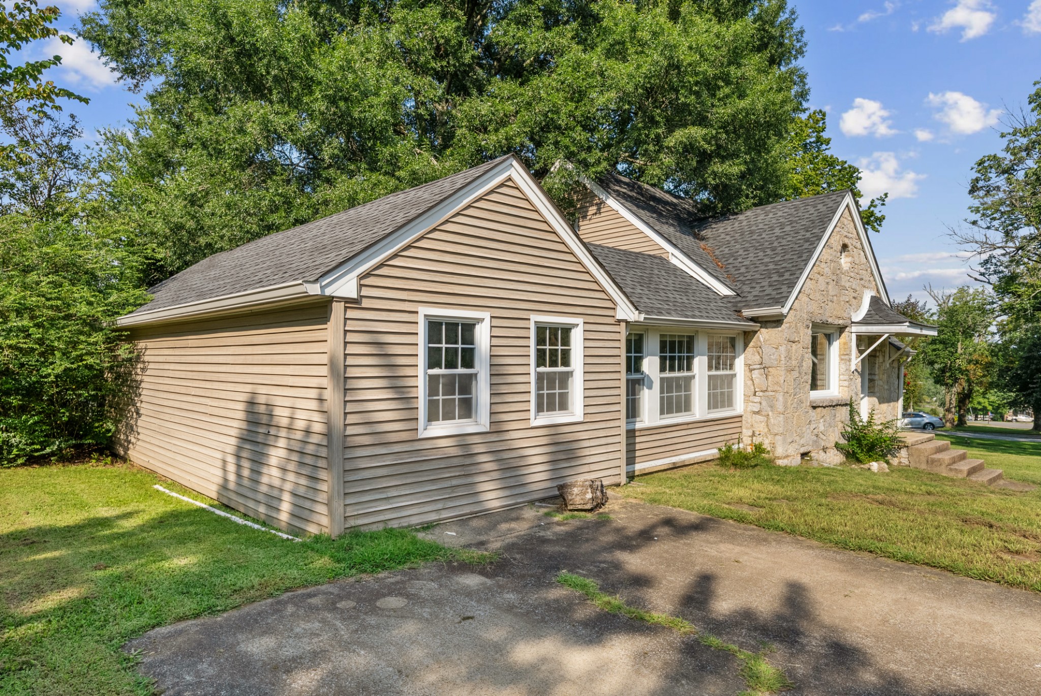 Photo 3 of Single family home for sale at 421 8th Avenue S, Lewisburg, TN 37091 | MLS# 3501354 | Listing updated on 2026-10-24