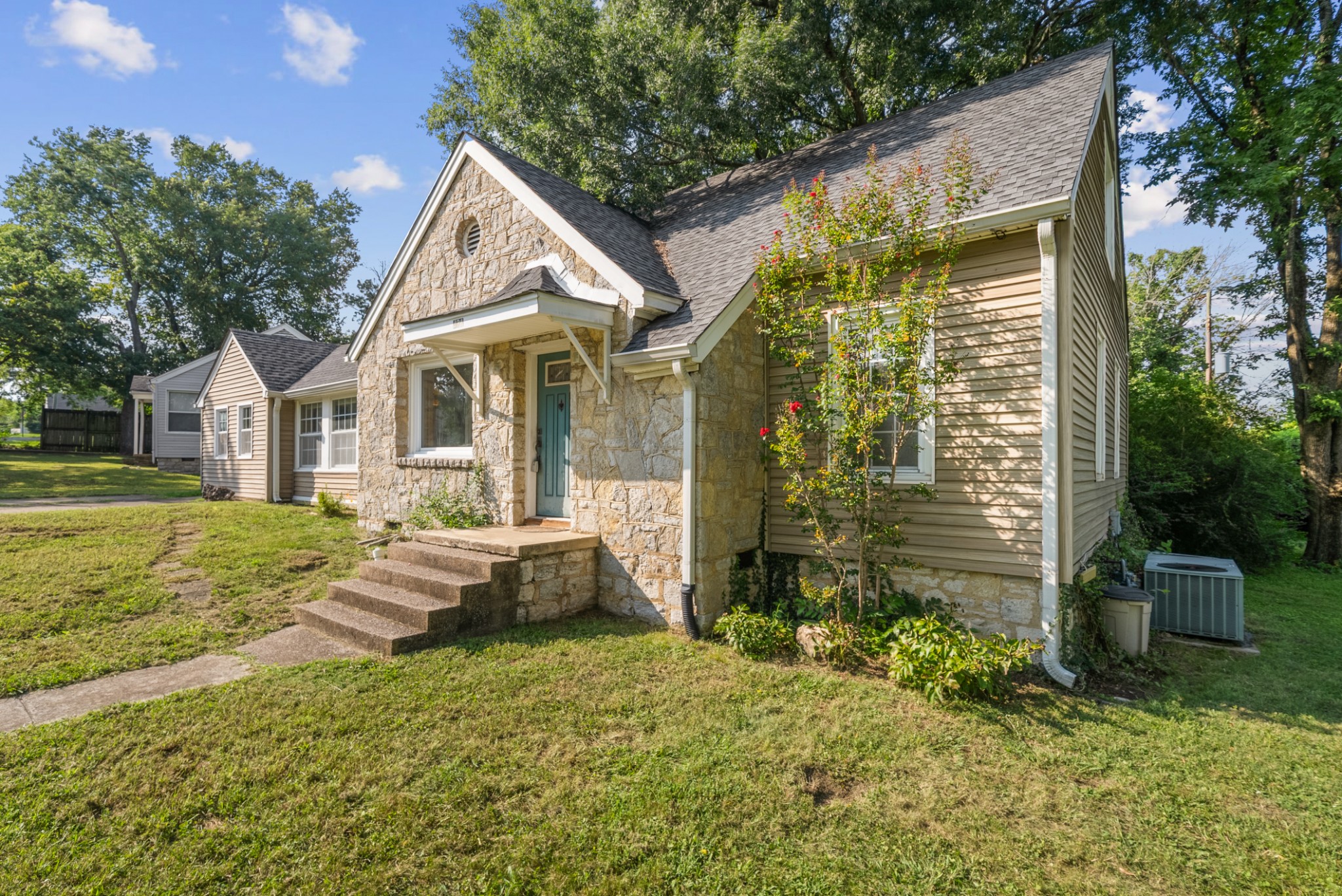Photo 2 of Single family home for sale at 421 8th Avenue S, Lewisburg, TN 37091 | MLS# 3501354 | Listing updated on 2026-10-24