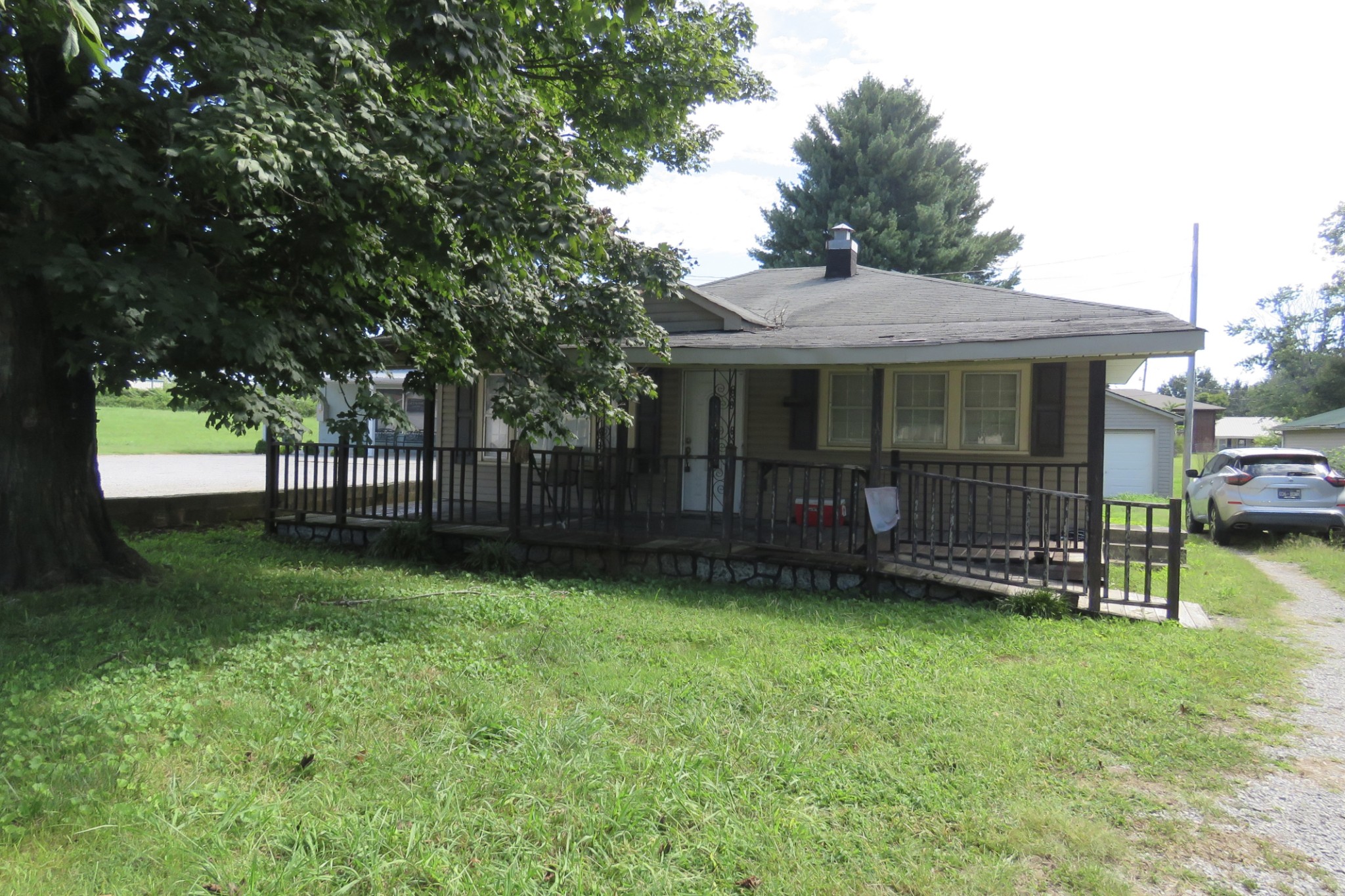 Photo 1 of Single family home for sale at 352 N Spring St, Sparta, TN 38583 | MLS# 3526797 | Listing updated on 2026-09-21