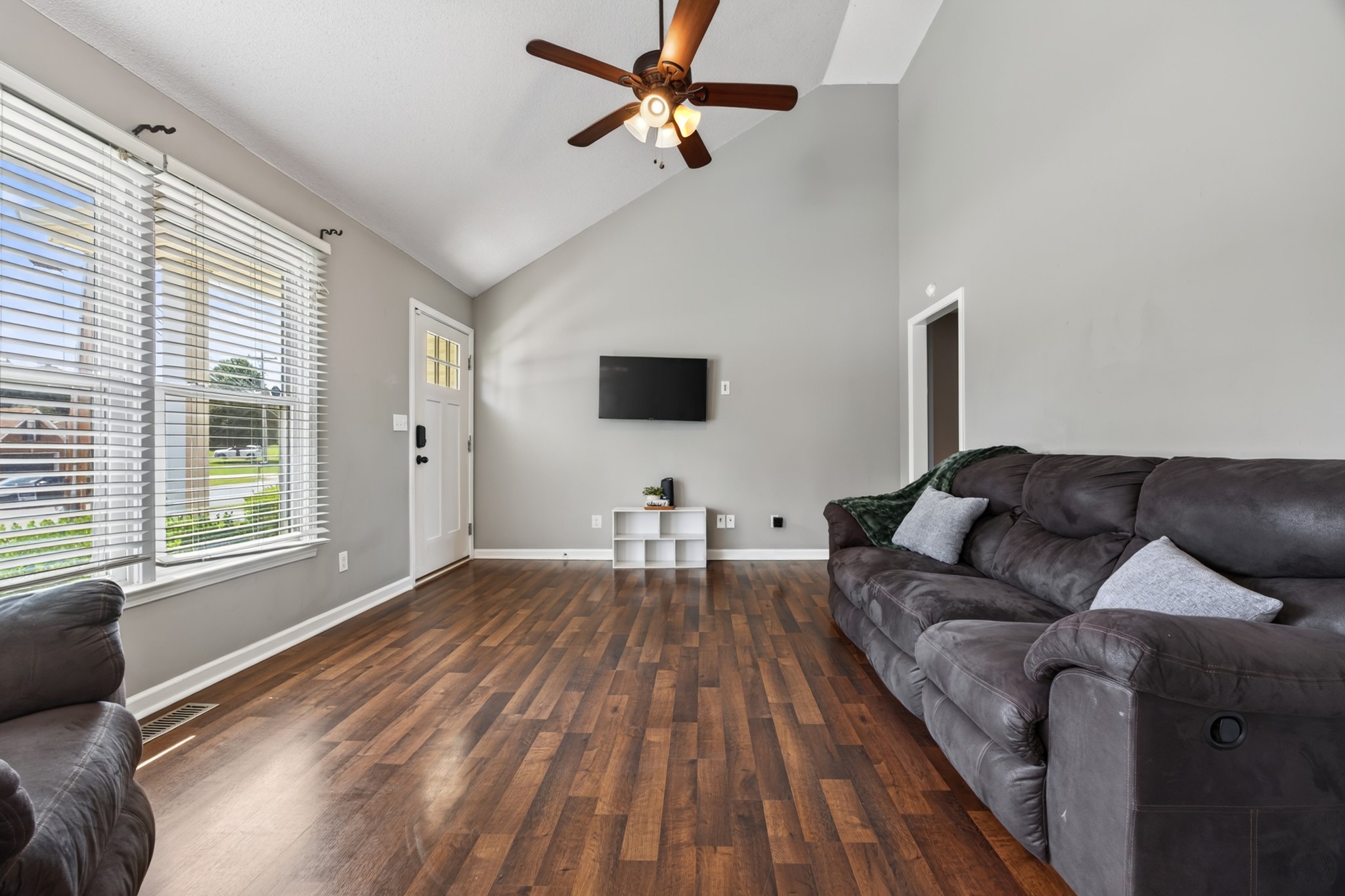 Photo 4 of Single family home for sale at 1733 Crestview Dr, Clarksville, TN 37042 | MLS# 3531656 | Listing updated on 2026-10-15