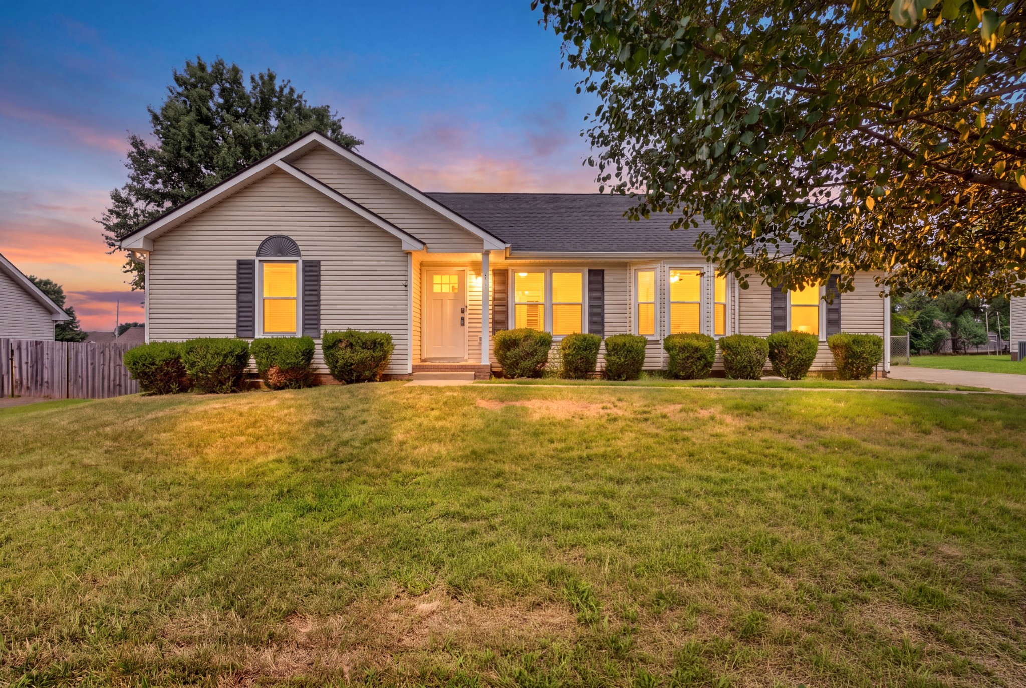 Photo 1 of Single family home for sale at 1733 Crestview Dr, Clarksville, TN 37042 | MLS# 3531656 | Listing updated on 2026-10-15