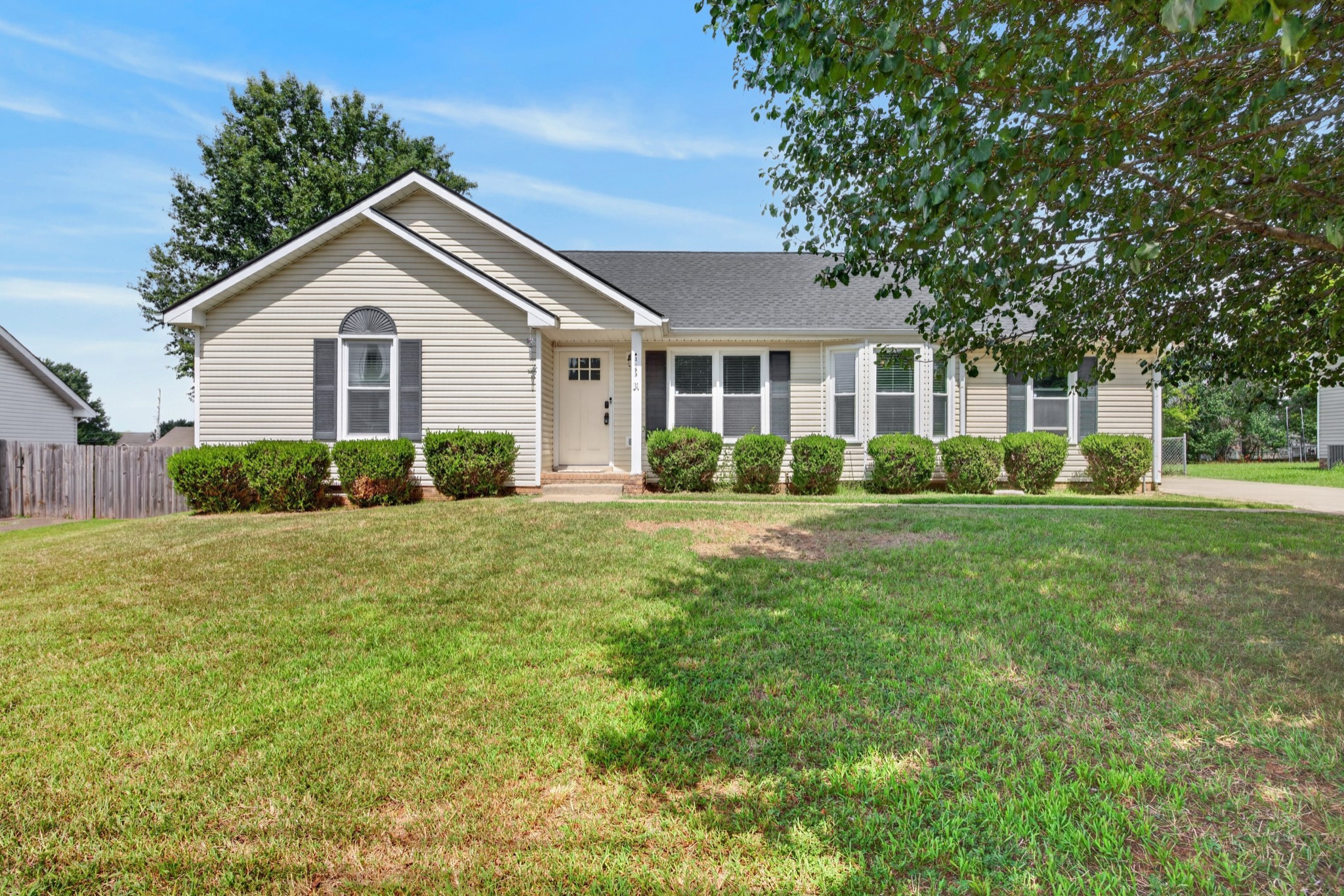 Photo 1 of Single family home for sale at 1733 Crestview Dr, Clarksville, TN 37042 | MLS# 3531656 | Listing updated on 2026-10-15