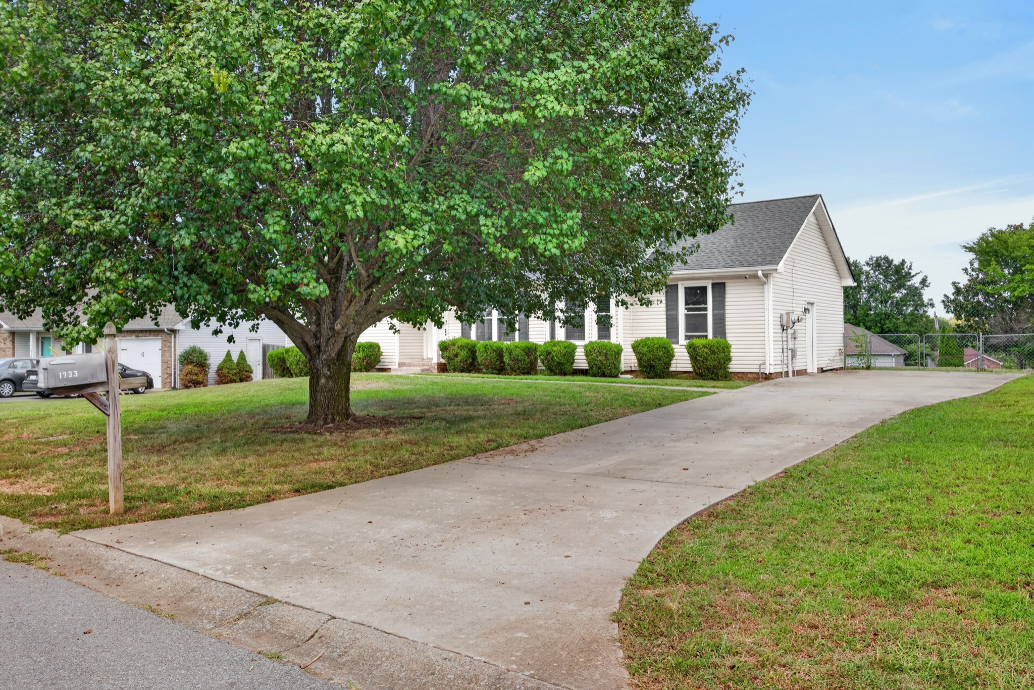 Photo 3 of Single family home for sale at 1733 Crestview Dr, Clarksville, TN 37042 | MLS# 3531656 | Listing updated on 2026-10-15
