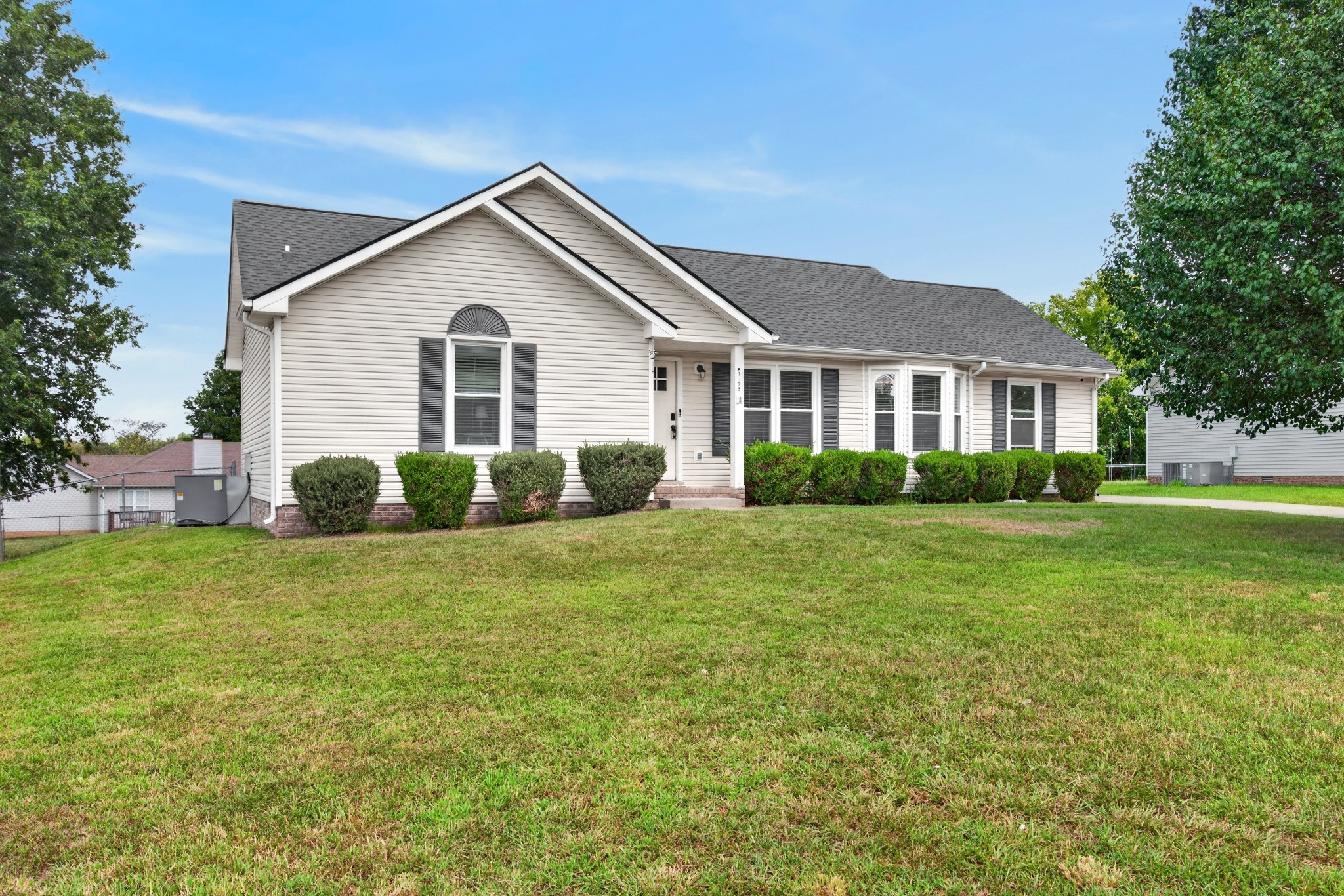 Photo 2 of Single family home for sale at 1733 Crestview Dr, Clarksville, TN 37042 | MLS# 3531656 | Listing updated on 2026-10-15