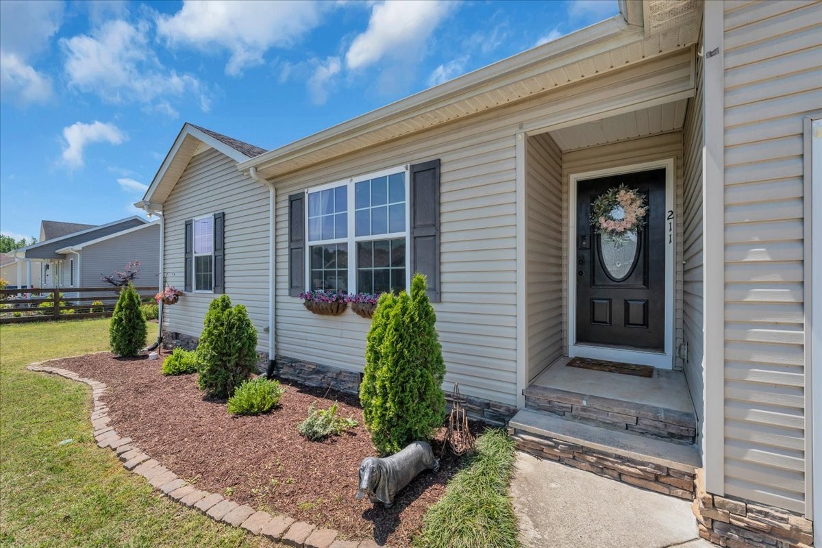 Photo 3 of Single family home for sale at 211 Williamsburg Cir, Tullahoma, TN 37388 | MLS# 3546593 | Listing updated on 2026-09-23