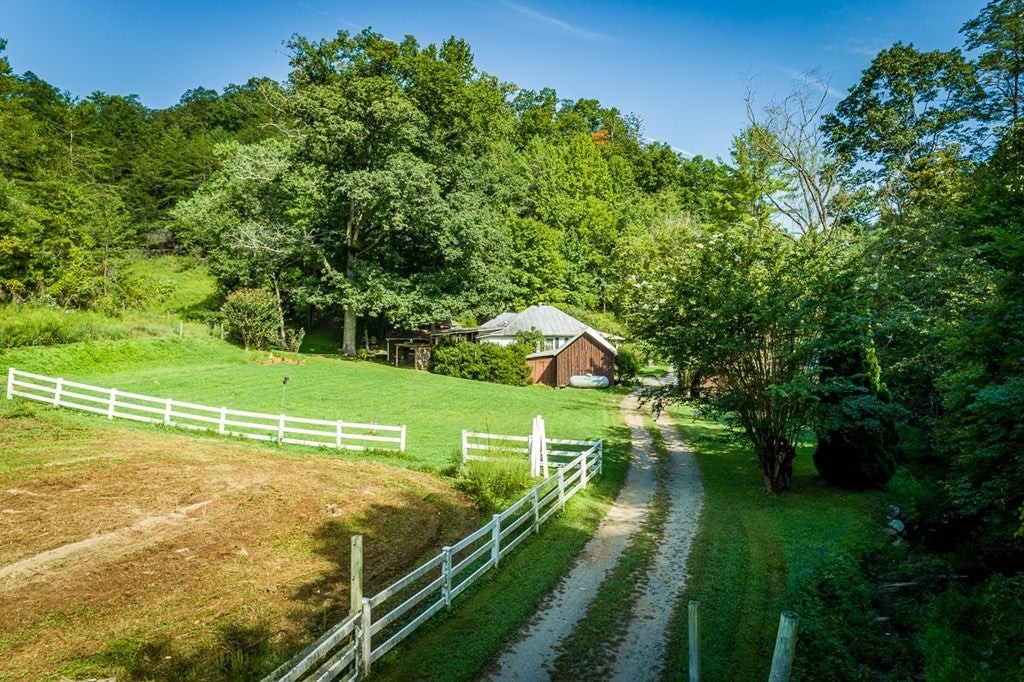 Photo 3 of Single family home for sale at 1570 S Helton Rd, Sevierville, TN 37862 | MLS# 3596643 | Listing updated on 2026-09-21