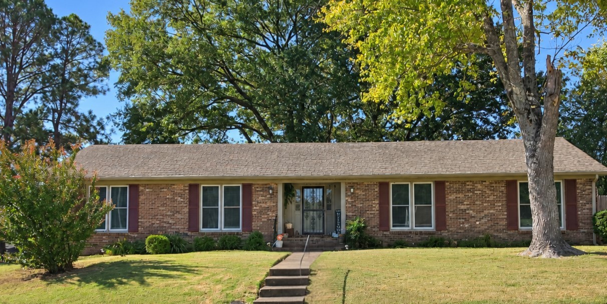 Photo 1 of Single family home for sale at 112 Whitfield Dr, Jackson, TN 38305 | MLS# 3626267 | Listing updated on 2026-10-24